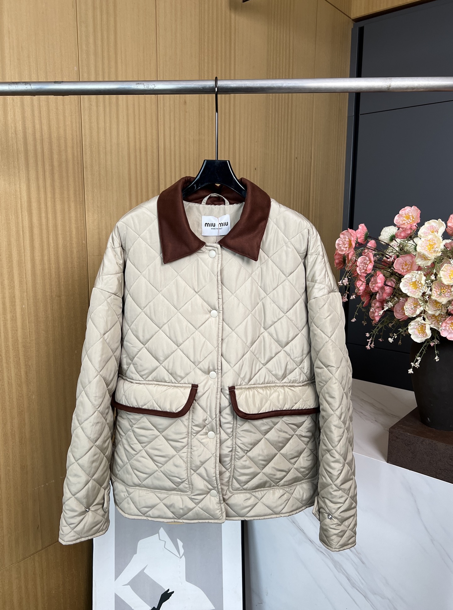 NO:471605,Miu Miu New autumn and winter style, diamond lapel cotton jacket, pocket contour treatment, diamond embossed, brown lapel lapel, hem snap slit to adjust elasticity and casual style. S M L,,miumiu, sheepskin,alexander wang19860909Miu Miu 秋冬新款 菱格翻领棉服、口袋轮廓线处理 通体采用菱格压纹、咖色小羊皮翻领、下摆按扣开衩调节松紧、休闲版型 码数S M L,,miumiu,sheepskin,alexander wang,Women's clothing