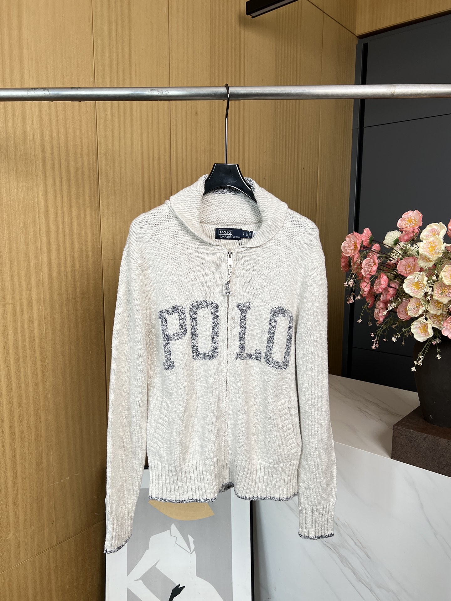 NO:471609,Polo Ralph Lauren New autumn and winter lapel knitted cardigan jacket, inlaid knitted 'Polo' logo woven with mixed color yarn, full zipper neckline design, seed embroidery on the shawl collar, casual style S M L, loro piana, jackets & coats,shawls,alexander wang19860909Polo Ralph Lauren 拉夫劳伦 秋冬新款 翻领针织开衫外套、混色纱线编织而成的镶嵌针织“Polo”标志、采用全拉链领口设计、在披肩领处点缀有种子刺绣、休闲版型 码数S M L,,loro piana,jackets & coats,shawls,alexander wang,Women's clothing