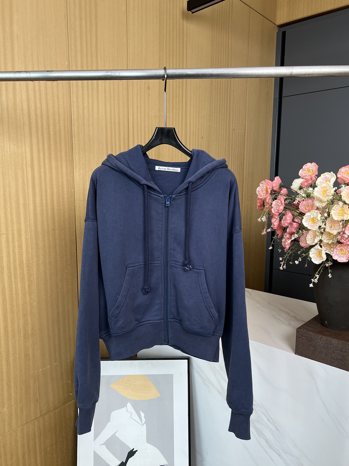 NO:471577,Acne Studios Autumn and Winter New Micro-mark printed hooded zippered jacket with Acne Studios embossed logo on the back, pickled and treated with fleece fabric, unique retro effect, kangaroo pocket, ribbed cuffs and hem design, casual style S M L,,acne studios,dior, jackets & coats,hats,alexander wang19860909Acne Studios 秋冬新款 微标印花连帽拉链短款外套、背部饰有Acne Studios 压花徽标、由抓绒面料制成经过酸洗护理、呈独特复古效果、配有袋鼠口袋、采用罗纹袖口和下摆设计、休闲版型 码数S M L,,acne studios,dior,jackets & coats,hats,alexander wang,Women's clothing