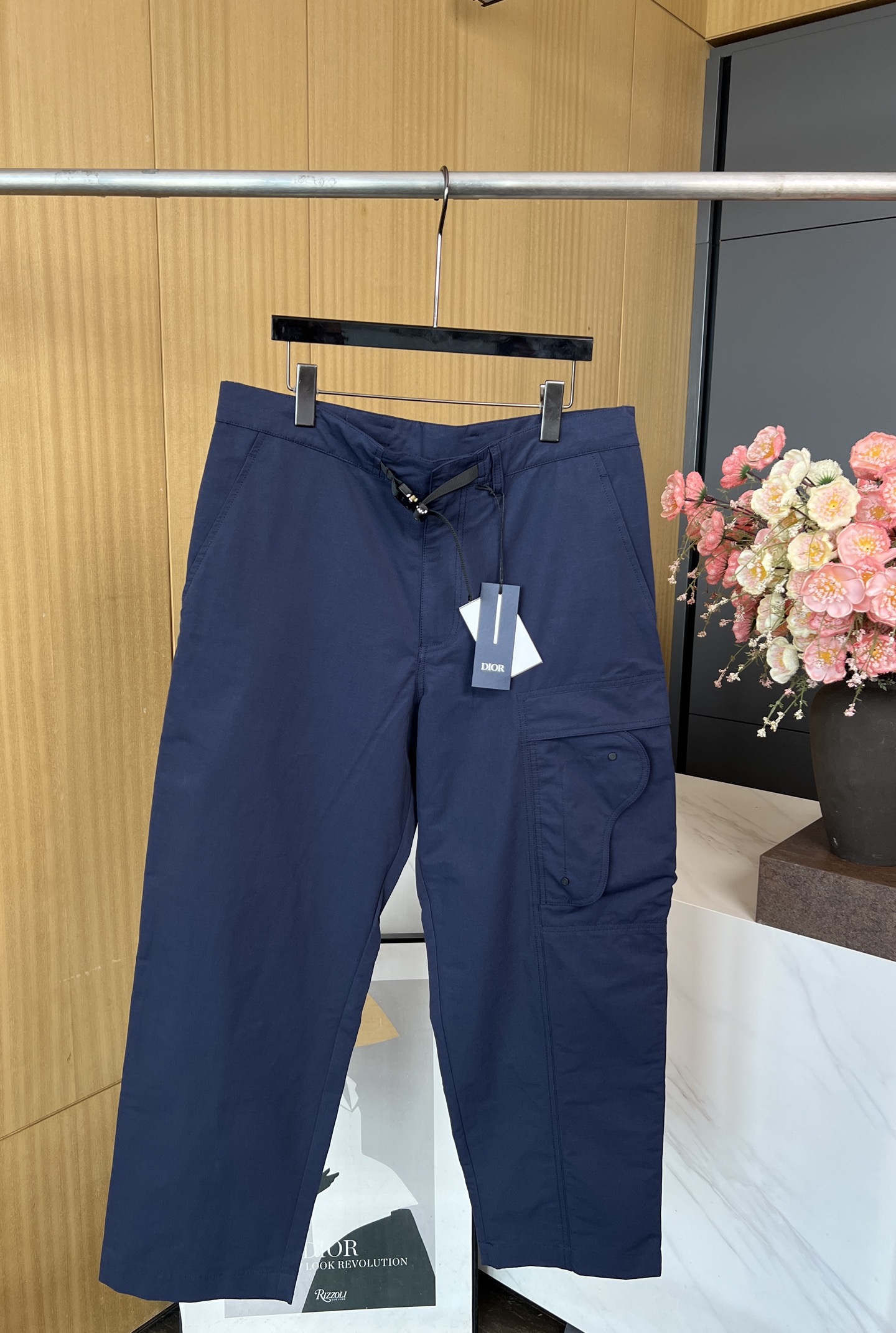 NO:480685,Men's Dior autumn and winter new style straight casual work trousers decorated with Dior tied belt buckle, front oblique pocket side flip pocket embellishment, back waist brand alphabet glue seal inner edge details, casual style S M L XL,,dior,alexander wang19860909男款Dior 秋冬新款 直筒休闲工装长裤 饰以 Dior 系结腰带扣、正面斜插口袋侧边翻盖口袋点缀、后腰品牌字母胶质章仔内里包边细节、休闲版型 码数S M L XL,,dior,alexander wang,Women's clothing