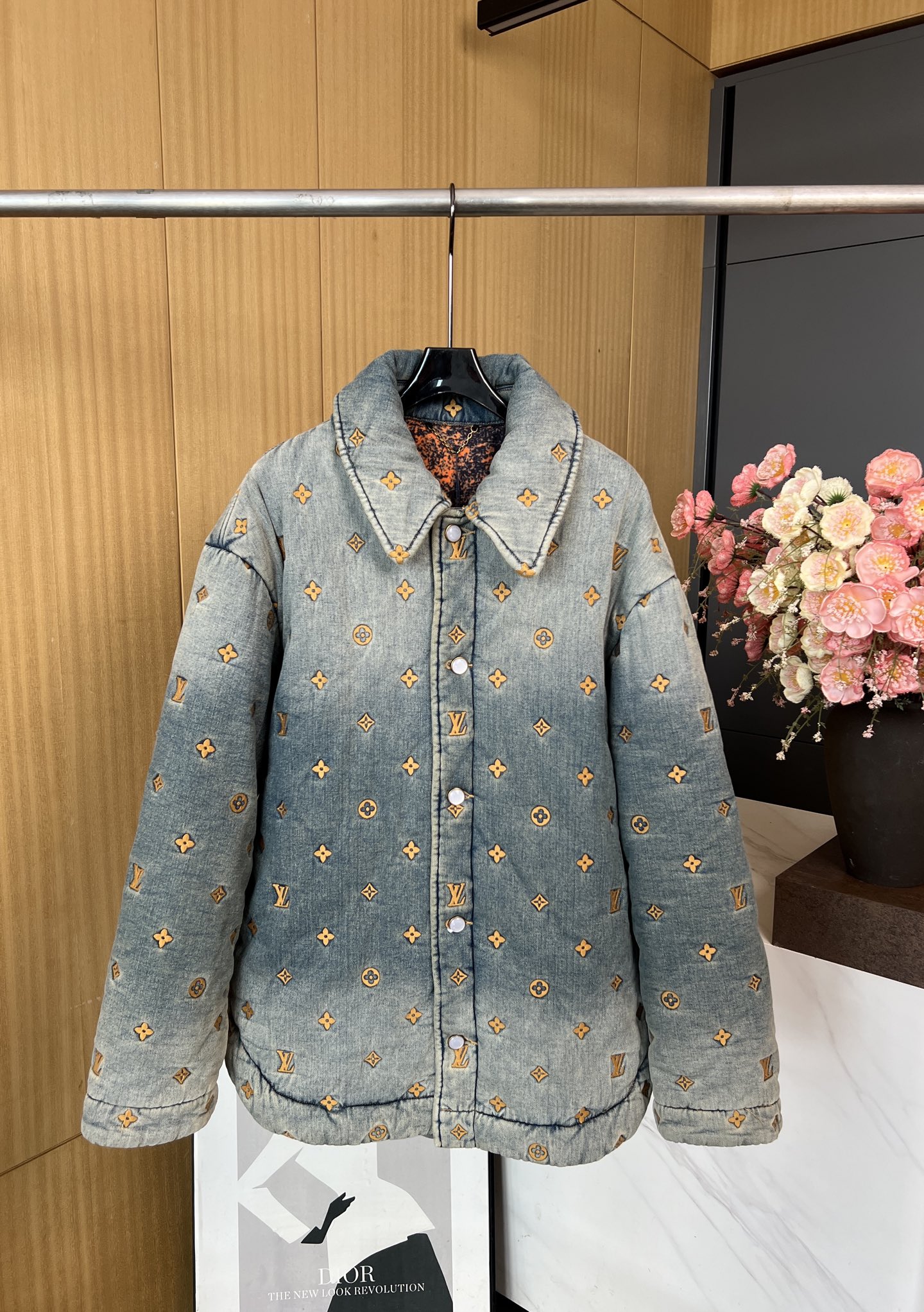 NO:480693,Men's Louis Vuitton Louis autumn and winter new style jacquard cotton jacket, denim jacket, multiple enzyme washing, presenting natural grey-blue gradient, full embroidered four-leaf clover letter pattern, full of old money, highlighting the brand style and loose style, S M L XL,,louis vuitton,louis vuitton,jackets & coats,alexander wang19860909男款 LouisVuitton 路易 秋冬新款 提花棉服牛仔外套、多重酵素水洗 呈现出自然磨白灰蓝色渐变、通体满铺刺绣四叶草字母图案 老钱感十足 凸显品牌格调、宽松版型 码数S M L XL,,louis vuitton,louis vuitton,jackets & coats,alexander wang,Women's clothing