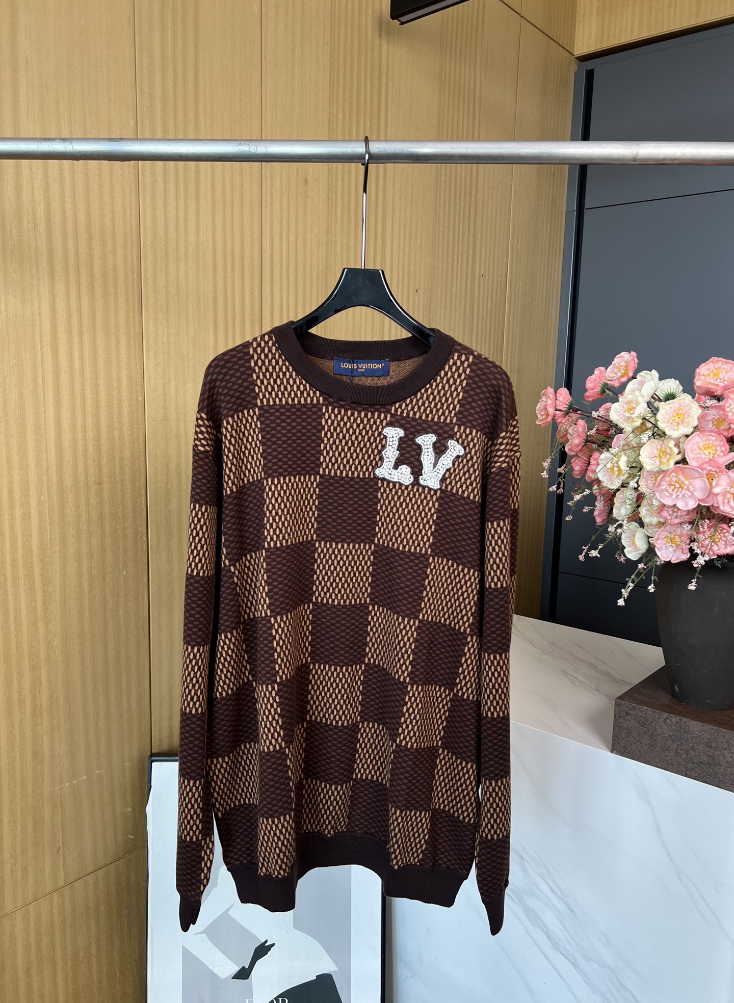 NO:473502,Louis Vuitto*n Louis Autumn and Winter New plaid crystal patch cotton long-sleeved round neck shirt, LV imitation crystal embroidered patch on chest, ribbed collar, pure cotton, loose fit, same style for men and women SMLXL,,louis vuitton,louis vuitton,louis vuitton,alexander wang19860909Louis Vuitto*n 路易 秋冬新款 格纹水晶贴饰棉质长袖圆领衫、胸前LV仿水晶刺绣贴饰、罗纹衣领、纯棉、宽松版型、男女同款 码数SMLXL,,louis vuitton,louis vuitton,louis vuitton,alexander wang,Women's clothing