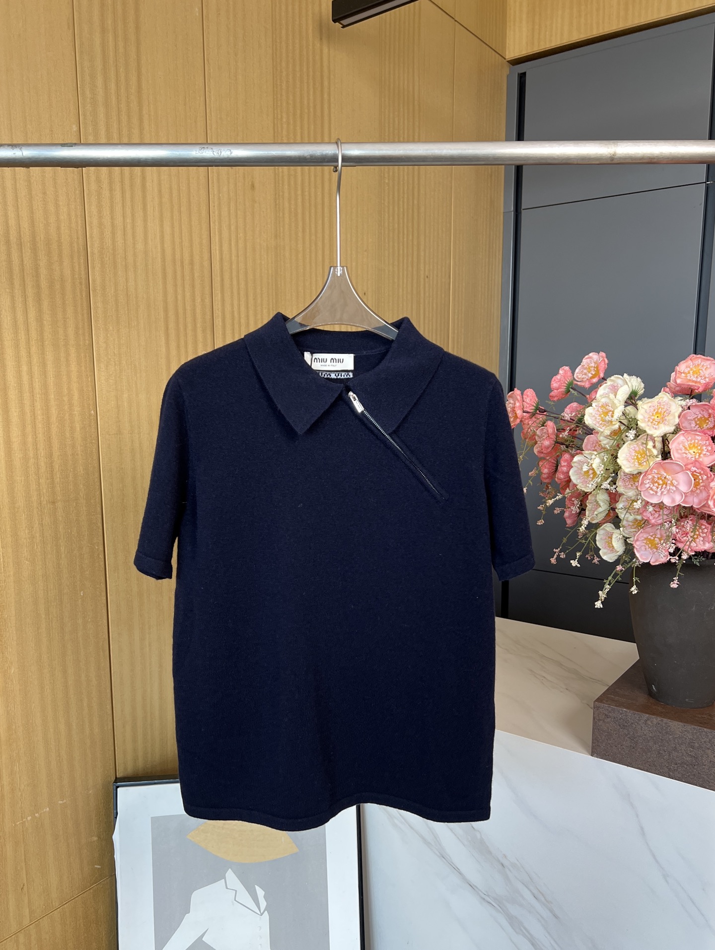 NO:473508,Miu Miu autumn and winter new cashmere wool polo sweater, back collar with brand embroidered Polo neckline Side zipper closure, semi-rapper sleeve design, elastic version S M L,,miumiu,alexander wang19860909Miu Miu 秋冬新款 羊绒羊毛polo针织衫、后领口饰有品牌标识刺绣Polo领口 侧面斜拉链开合、半插肩袖设计、弹力版型 码数S M L,,miumiu,alexander wang,Women's clothing