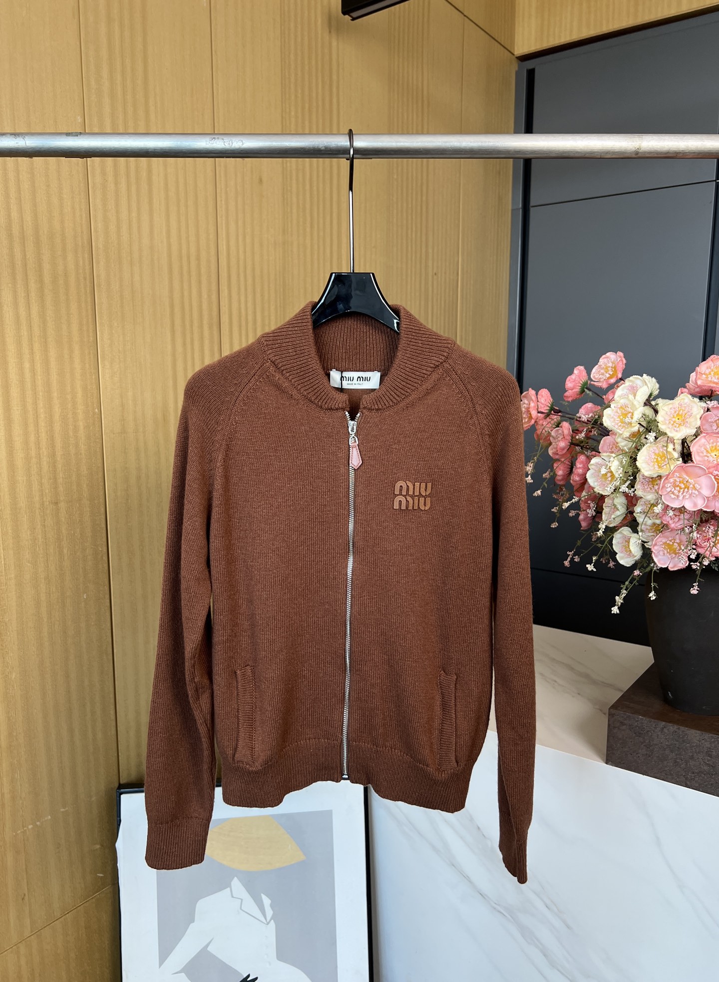 NO:473513,Miu Miu New autumn and winter Maillard baseball uniform knit sweater jacket, threaded edge-cover elastic tightening, and the same-color leather letter logo as the design highlights Decorated on the chest, retro fashion college style, casual style S M L,,miumiu, jackets & coats,sweaters,alexander wang19860909Miu Miu 秋冬新款 美拉德棒球服针织衫毛衣外套、螺纹包边弹力收紧、同色系皮质字母徽标作为设计亮点 装点在胸口、复古时尚学院风格、休闲版型 码数S M L,,miumiu,jackets & coats,sweaters,alexander wang,Women's clothing