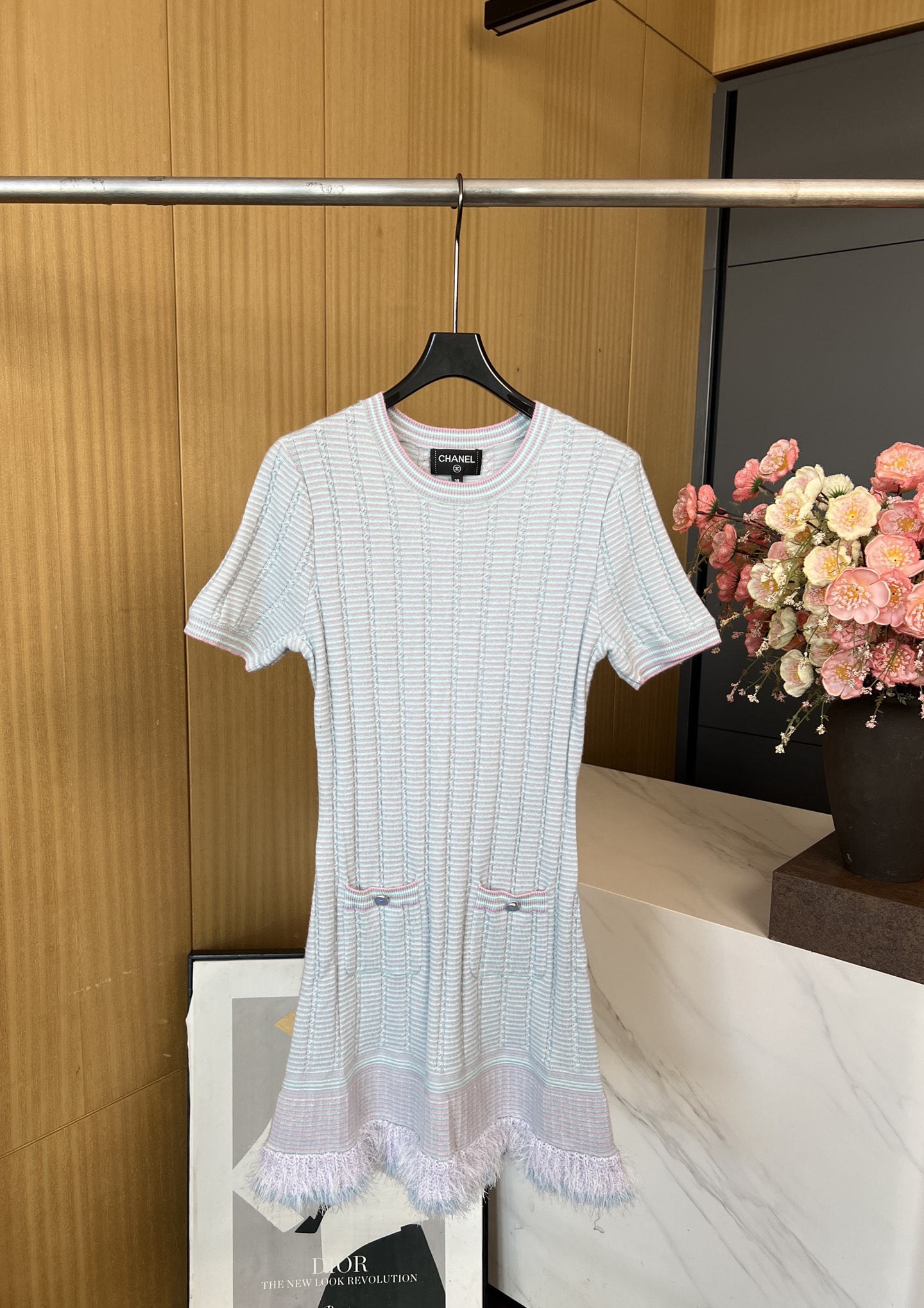 NO:473522,Chanel autumn and winter new cashmere-blend knitted dress, fixed-woven and dyeing process, embellished gradient feather cuffs, white tassel decoration at the hem, large body adopts concave and concave texture knitting process, casual style S M L, chanel, skirts, alexander wang19860909Chanel 秋冬新款 羊绒混纺针织连衣裙 定织定染工艺、点缀渐变羽毛袖口、裙摆处白色流苏装饰、大身采用凹凸纹理针织工艺、休闲版型 码数S M L,,chanel,skirts,alexander wang,Women's clothing