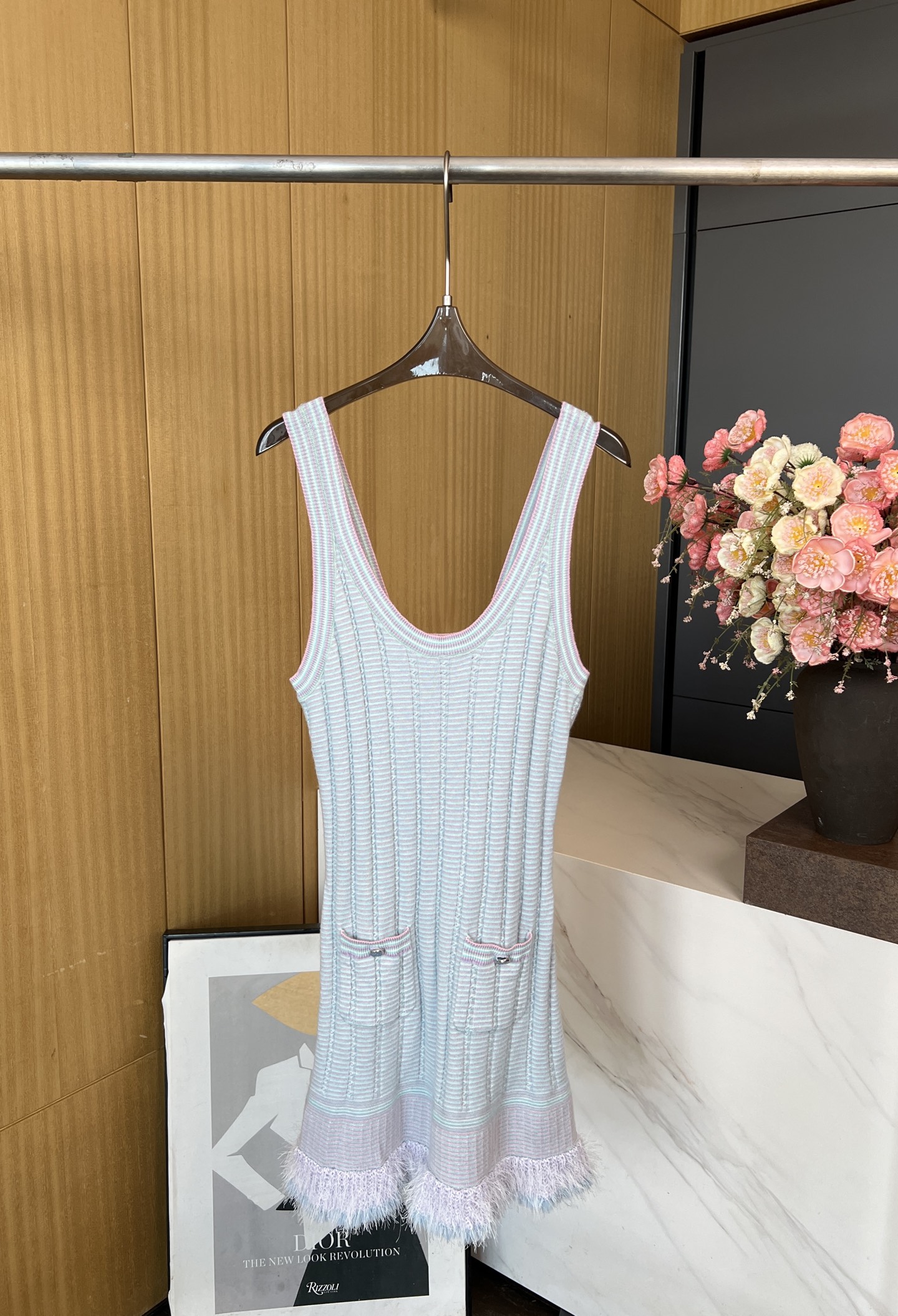 NO:473525,Chanel autumn and winter new cashmere-blend suspender dress, fixed weaving and dyeing technology, embellished gradient feather cuffs, white tassel decoration at the hem, large body adopts concave and concave texture knitting technology, casual style S M L, chanel, skirts, alexander wang19860909Chanel 秋冬新款 羊绒混纺吊带连衣裙 定织定染工艺、点缀渐变羽毛袖口、裙摆处白色流苏装饰、大身采用凹凸纹理针织工艺、休闲版型 码数S M L,,chanel,skirts,alexander wang,Women's clothing