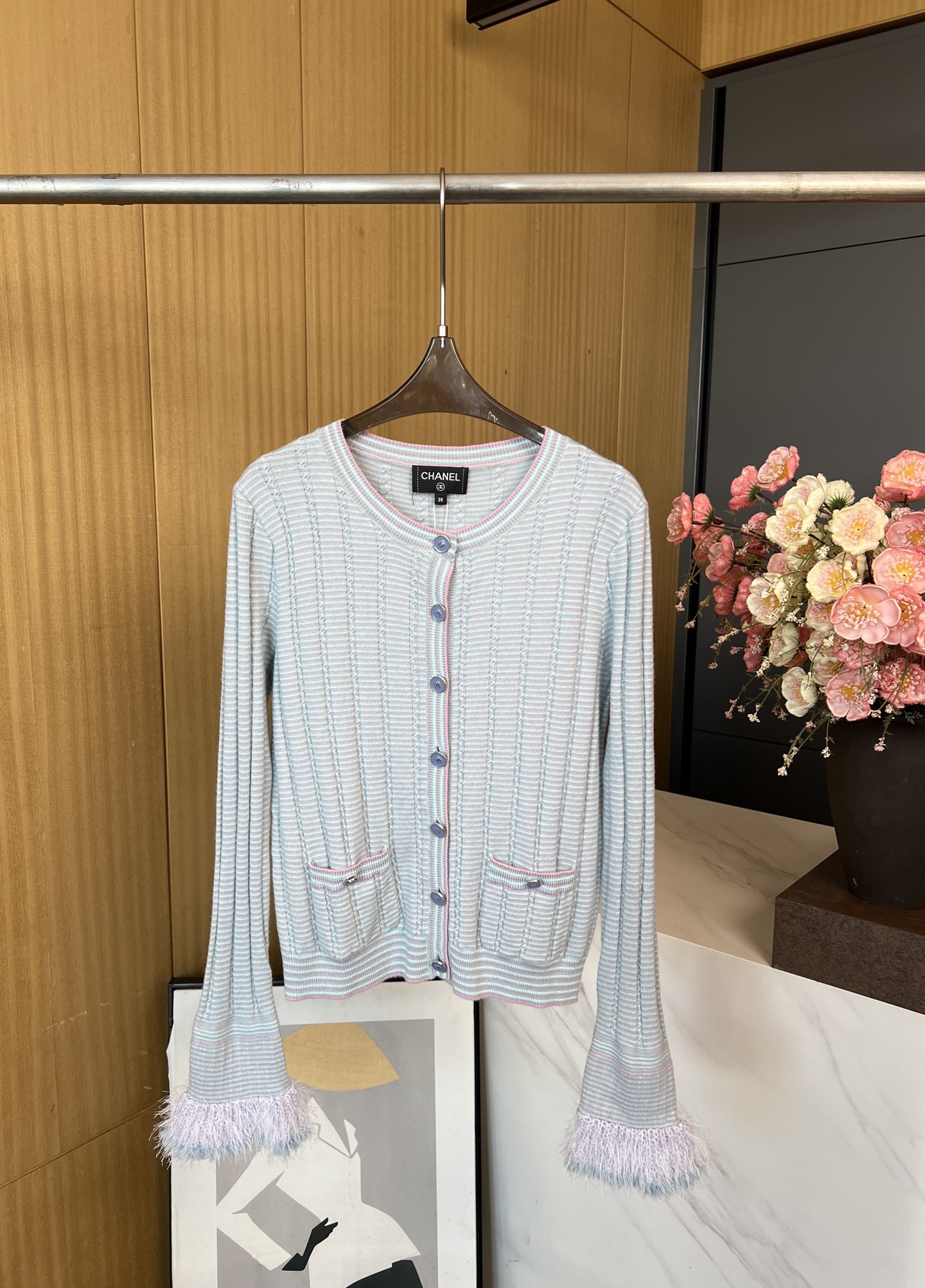 NO:473529,Chanel new autumn and winter style cashmere-blend knitted cardigan, fixed-woven and dyeing technology, embellished gradient feather cuffs, sleeve tassel decoration, large body adopts concave and concave texture knitting technology, casual style S M L, chanel, alexander wang19860909Chanel 秋冬新款 羊绒混纺针织开衫 定织定染工艺、点缀渐变羽毛袖口、袖子流苏装饰、大身采用凹凸纹理针织工艺、休闲版型 码数S M L,,chanel,alexander wang,Women's clothing