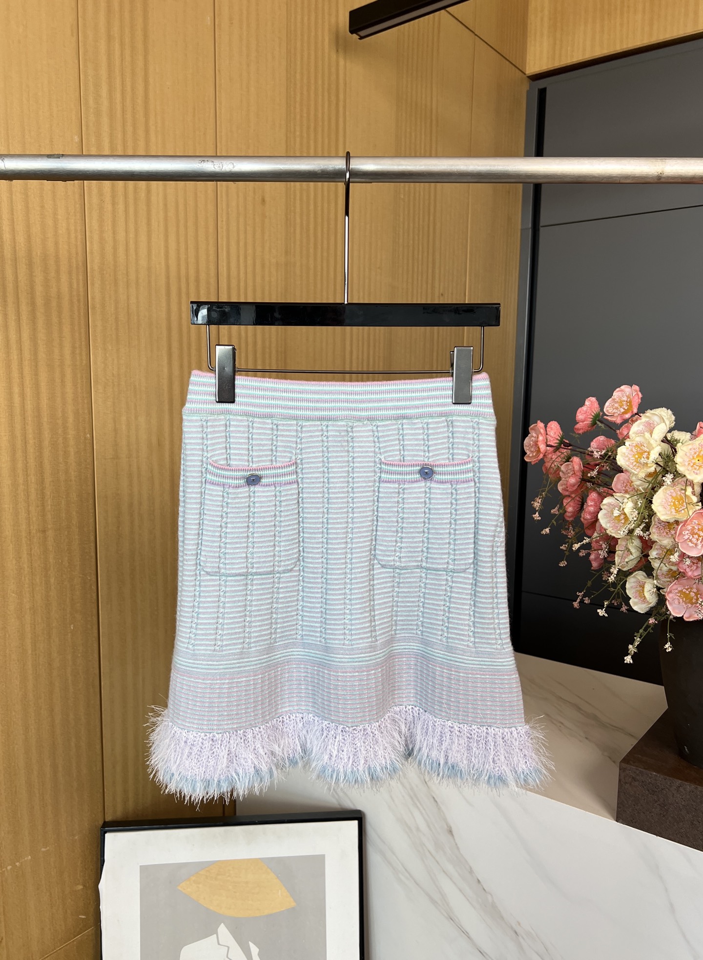 NO:473533,Chanel autumn and winter new style cashmere blended knitted skirt, fixed weaving and dyeing technology, white tassel decoration at the hem, large body adopts concave and concave texture knitted technology, casual style S M L, chanel, skirts, alexander wang19860909Chanel 秋冬新款 羊绒混纺针织半裙 、定织定染工艺、裙摆处白色流苏装饰、大身采用凹凸纹理针织工艺、休闲版型 码数S M L,,chanel,skirts,alexander wang,Women's clothing