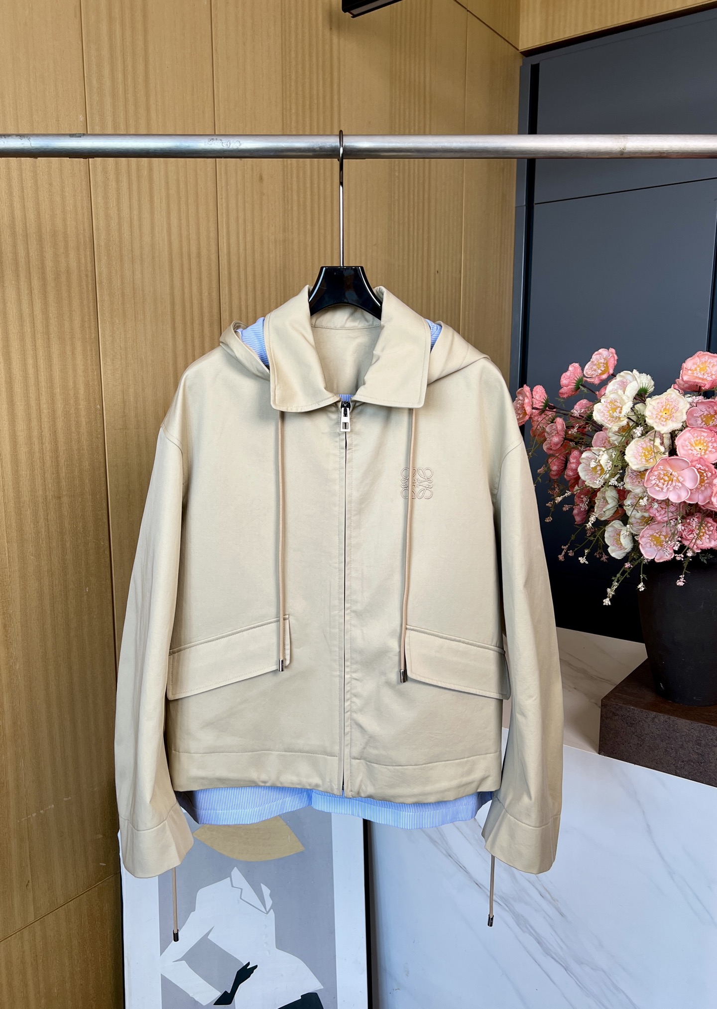 NO:473536,Loewe's new autumn and winter style, detachable collar spliced ​​windbreaker jacket, loose shoulder-down back slit design, large body light khaki color scheme, inner spliced ​​striped blue shirt fabric, back slit design, rich layering, casual style S M L,,loewe, jackets & coats, jackets & coats,shirts,alexander wang19860909Loewe 秋冬新款 可拆卸领拼接风衣夹克外套、落肩宽松后背开叉设计、大身浅卡其配色、内里拼接条纹蓝色衬衫面料 背后开衩设计 层次丰富 、休闲版型 码数S M L,,loewe,jackets & coats,jackets & coats,shirts,alexander wang,Women's clothing