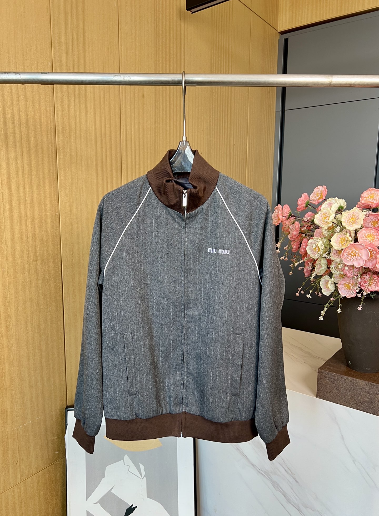 NO:473539,Miu Miu autumn and winter new style pinstripe zipper jacket, custom woven plaid fabric, embroidered with brand logo, turtleneck lapel collar (split technology fabric lining) drawstring elastic elastic waist, pleated hem, college style, casual style S M L,,miumiu, jackets & coats,alexander wang19860909Miu Miu 秋冬新款 细条纹拉链外套、定制色织格纹面料、饰有品牌标识刺绣徽标、高领翻领领口（拼接科技面料里衬）抽绳松紧弹力腰围、百褶廓形下摆、学院风、休闲版型 码数S M L,,miumiu,jackets & coats,alexander wang,Women's clothing