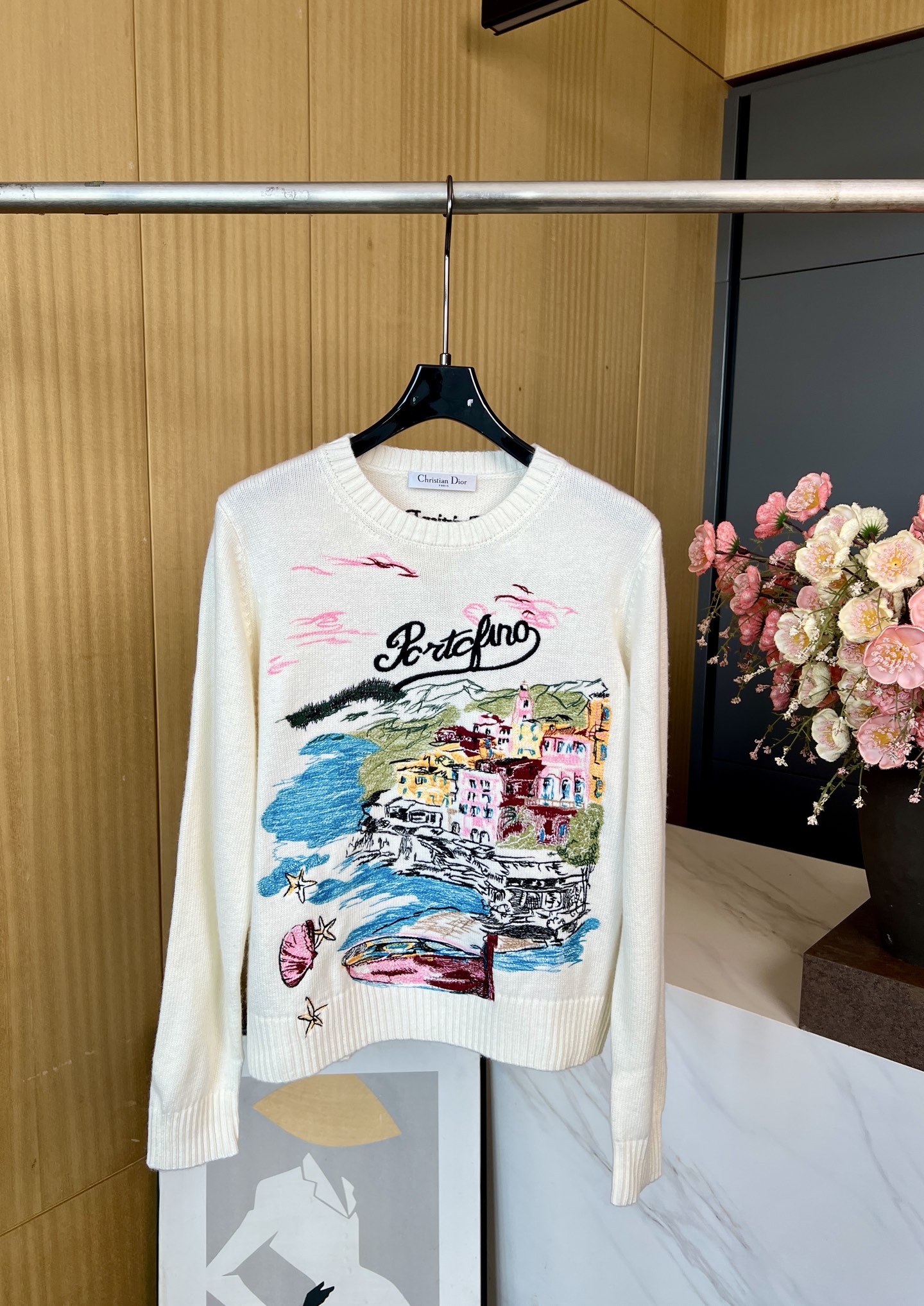 NO:473545,Dior new autumn and winter style, architectural embroidery jacquard knitted long sleeves, chest embroidery craftsmanship, outline urban street pattern, neckline cuff wide threaded edge, casual style. S M L,,dior,alexander wang19860909Dior 秋冬新款 建筑刺绣提花针织长袖、胸前刺绣工艺 勾勒出城市街景图案、领口袖口宽螺纹包边、休闲版型 码数S M L,,dior,alexander wang,Women's clothing