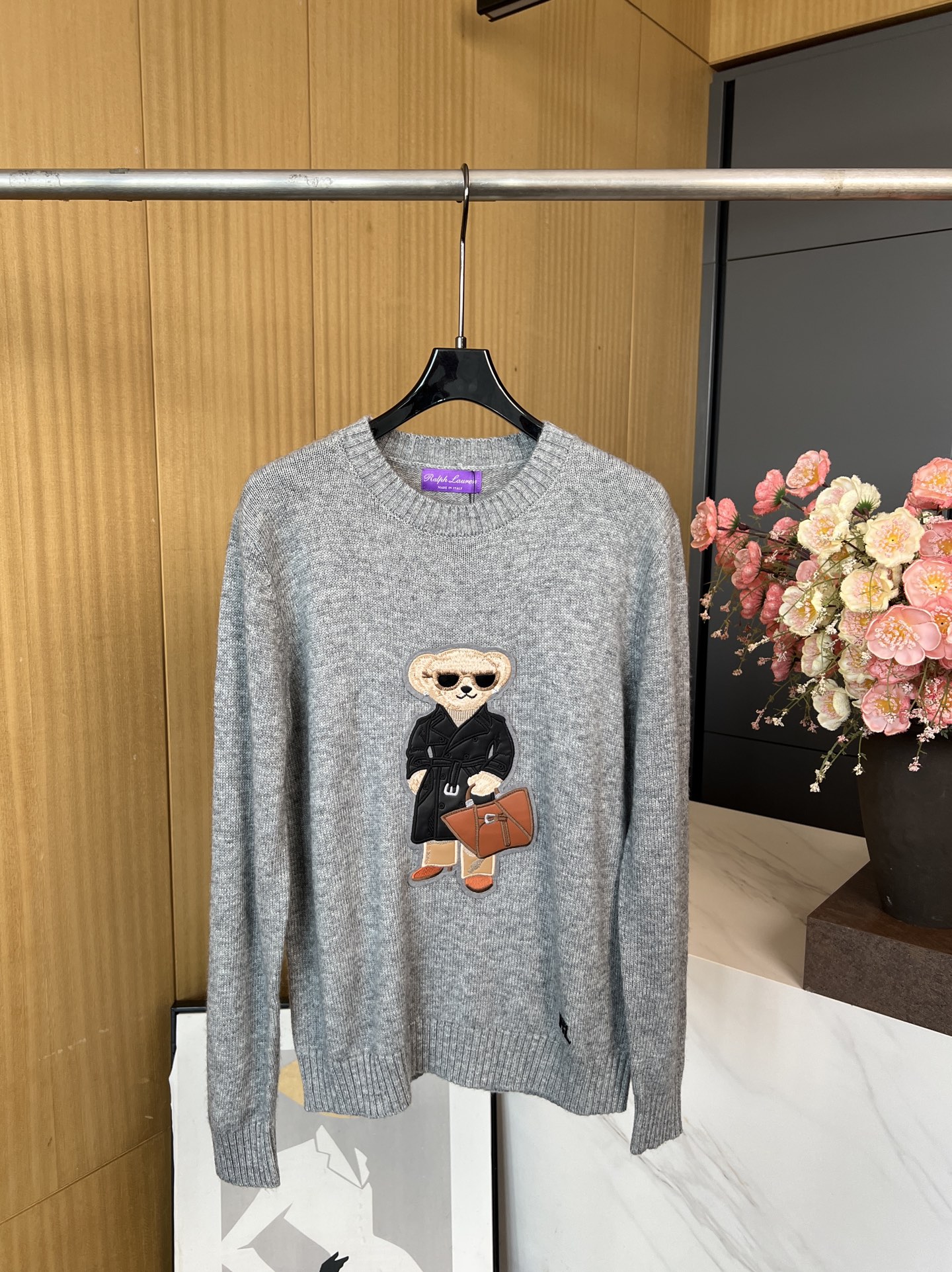 NO:473556,Ralph Lauren Autumn and Winter New Style Wear a black leather windbreaker bear pattern pullover, inlay bear three-dimensional embroidery craftsmanship, soft and comfortable touch, and the upper body is very age-reducing. S ML, loro piano, alexander wang19860909Ralph Lauren 拉夫劳伦 秋冬新款 穿黑色皮风衣小熊图案套头衫、嵌花小熊立体刺绣工艺、手感柔软舒服、上身非常减龄 码数S ML,,loro piana,alexander wang,Women's clothing