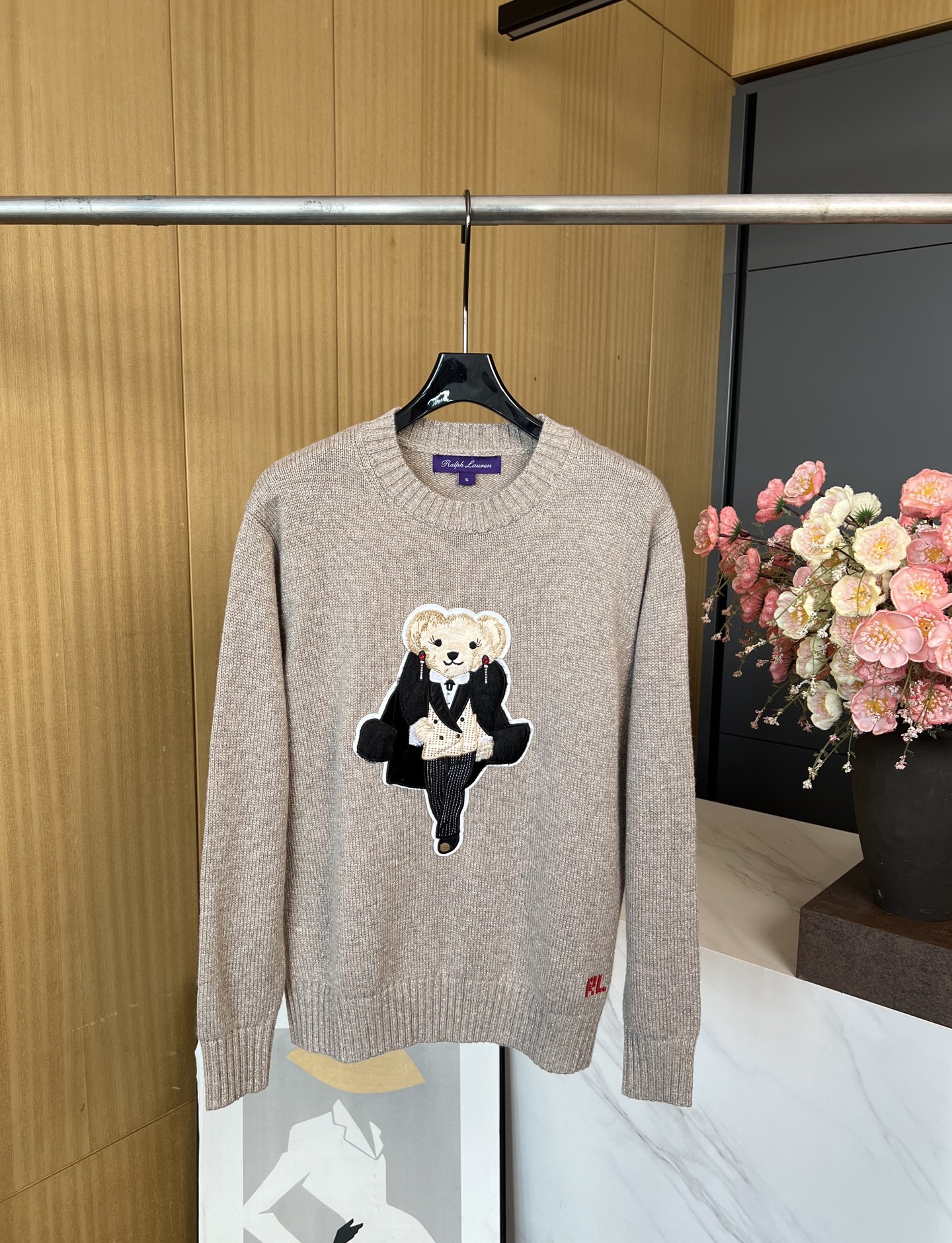 NO:473560,Ralph Lauren New autumn and winter style British style fur bear embroidery pattern pullover, inlay bear three-dimensional embroidery craftsmanship, soft and comfortable touch, and the upper body is very age-reducing. S ML, loro piano, alexander wang19860909Ralph Lauren 拉夫劳伦 秋冬新款 英伦风皮草小熊刺绣图案套头衫、嵌花小熊立体刺绣工艺、手感柔软舒服、上身非常减龄 码数S ML,,loro piana,alexander wang,Women's clothing