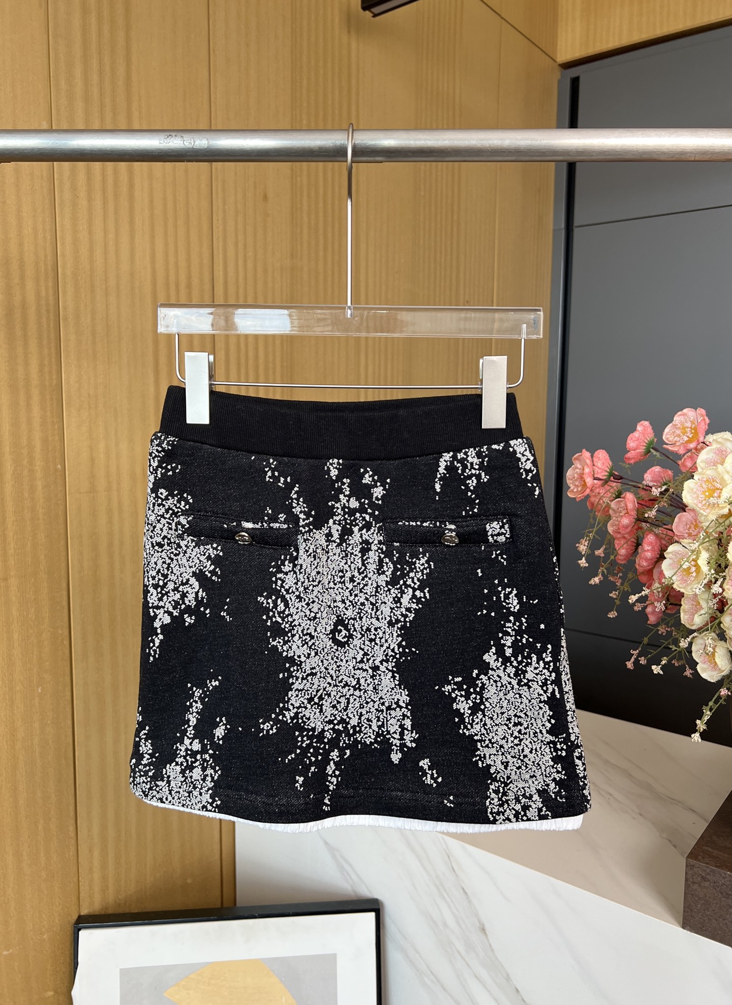 NO:474419,Chanel autumn and winter new style black snowflake printed skirt, black and white contrasting snowflake pattern design, classic double C logo embellishment, high-quality cotton fabric soft and skin-friendly white elastic band design, casual style S M L, chanel, skirts, alexander wang19860909Chanel 秋冬新款 黑色雪花印花半裙、黑白撞色雪花图案设计、经典双C标志点缀、采用优质棉质面料 柔软亲肤 白色弹力带设计、休闲版型 码数S M L,,chanel,skirts,alexander wang,Women's clothing