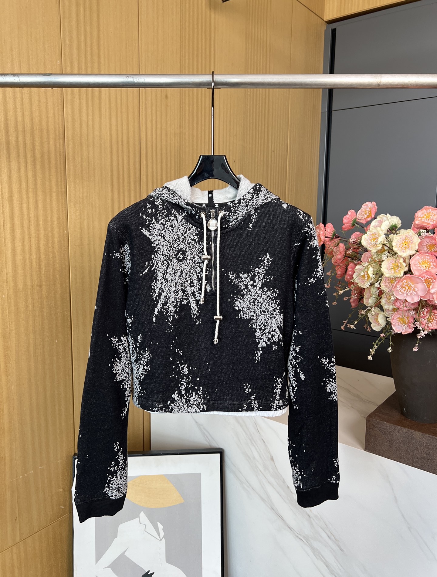 NO:474423,Chanel autumn and winter new style black snowflake printed top coat, black and white contrasting snowflake pattern design, classic double C logo embellishment, high-quality cotton fabric, soft and skin-friendly, white elastic band design at the hem, casual style S M L,,chanel, jackets & coats,alexander wang19860909Chanel 秋冬新款 黑色雪花印花上衣外套、黑白撞色雪花图案设计、经典双C标志点缀、采用优质棉质面料 柔软亲肤 下摆白色弹力带设计、休闲版型 码数S M L,,chanel,jackets & coats,alexander wang,Women's clothing