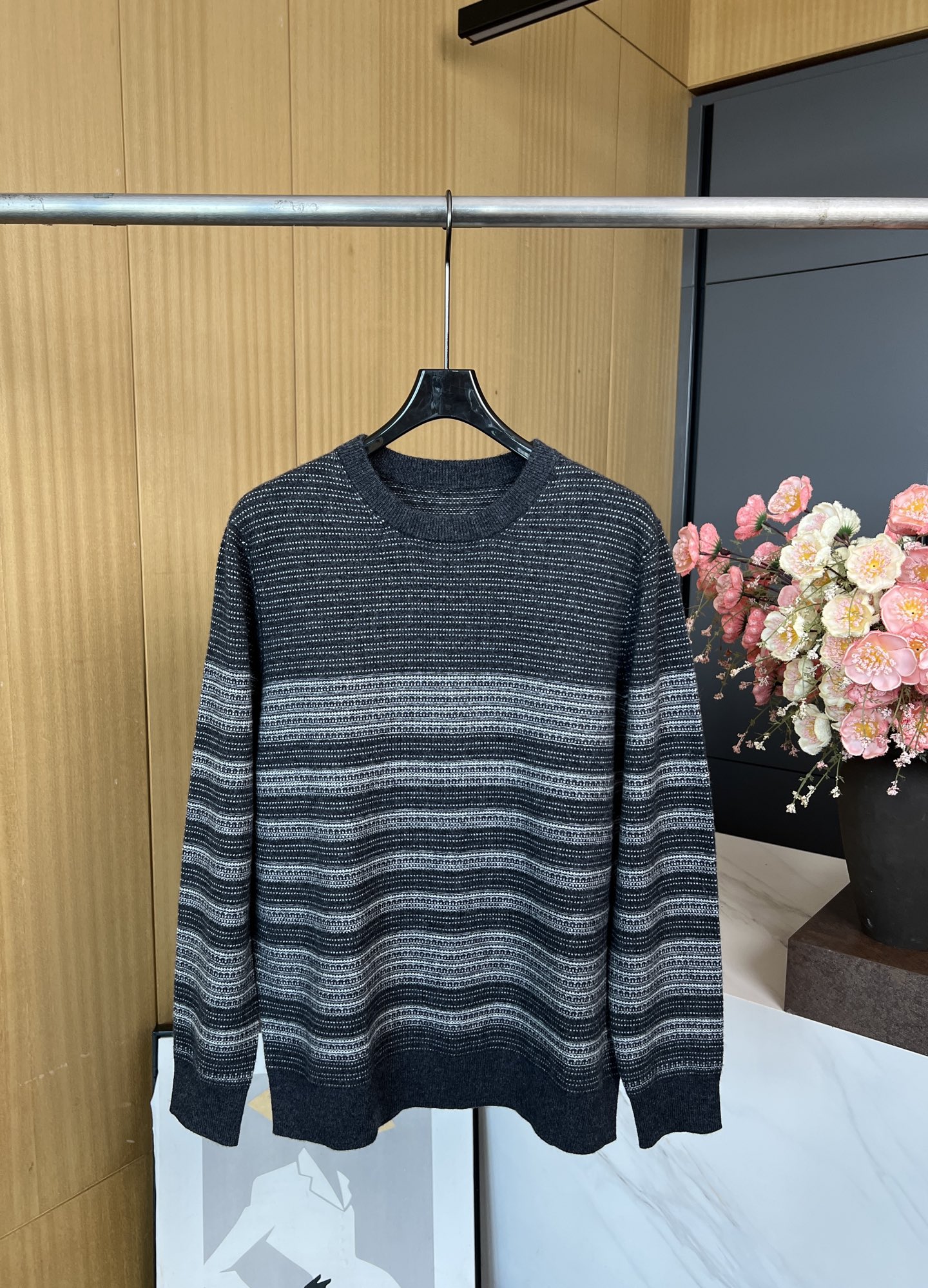 NO:474427,Loro piana LP new autumn and winter style round neck striped cashmere sweater, contrasting striped pattern as featured, the pattern extends from the body to the sleeve, and the feel is particularly soft, cashmere fabric, casual style S M L,,loro piana,loro piana,alexander wang19860909Loro piana LP 秋冬新款 圆领条纹羊绒针织衫、撞色条纹图案为特色、图案从衣身延伸至衣袖、手感尤为柔软、羊绒面料、休闲版型 码数S M L,,loro piana,loro piana,alexander wang,Women's clothing