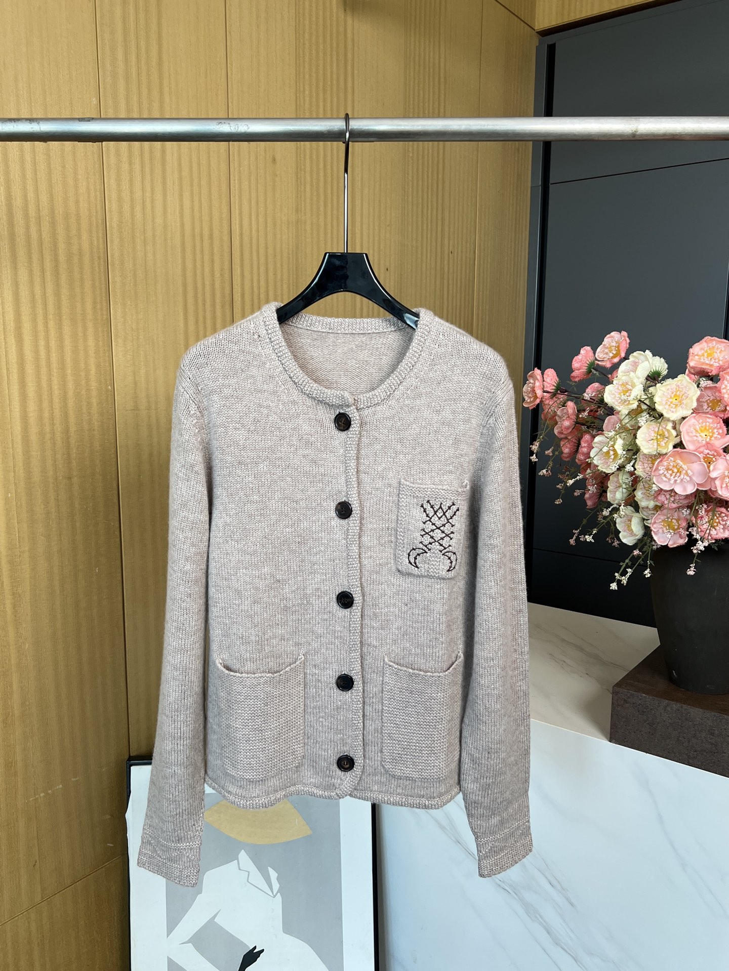 NO:474437,Loro piana LP new autumn and winter style pocket embroidered cashmere cardigan, hand-embroidered pattern on the pocket, same-color webbing, custom horn buckle embellishment, cashmere fabric, casual style S M L,,loro piana,loro piana,alexander wang19860909Loro piana LP 秋冬新款 口袋绣花羊绒开衫、口袋上手工绣花图案同色系织带收边、从领口延伸到底摆定制牛角扣点缀、羊绒面料,休闲版型 码数S M L,,loro piana,loro piana,alexander wang,Women's clothing