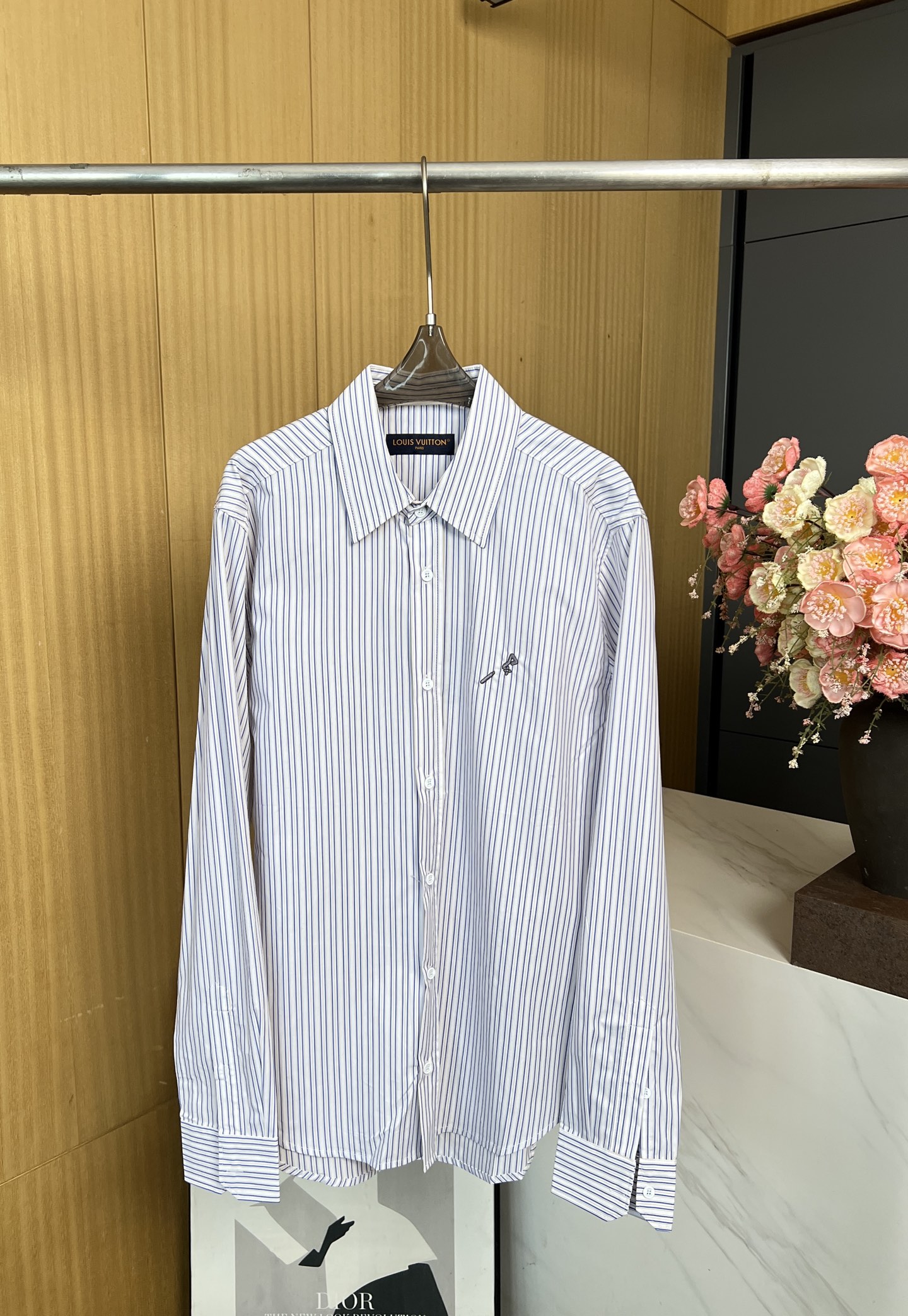 NO:480701,Men's Louis Vuitton Louis Autumn and Winter New Lapel Long Sleeve Striped Shirt Customized pinstripe cotton fabric, chest embroidered pins embroidered pins, metal letter plate on the back, classic straight-tube style design, casual style S M L XL,,louis vuitton,louis vuitton,alexander wang19860909男款LouisVuitton 路易 秋冬新款 翻领长袖条纹衬衣 定制细条纹棉布面料、前胸刺绣别针点缀、后背金属字母铭牌、经典直筒版型设计、休闲款式 码数S M L XL,,louis vuitton,louis vuitton,alexander wang,Women's clothing