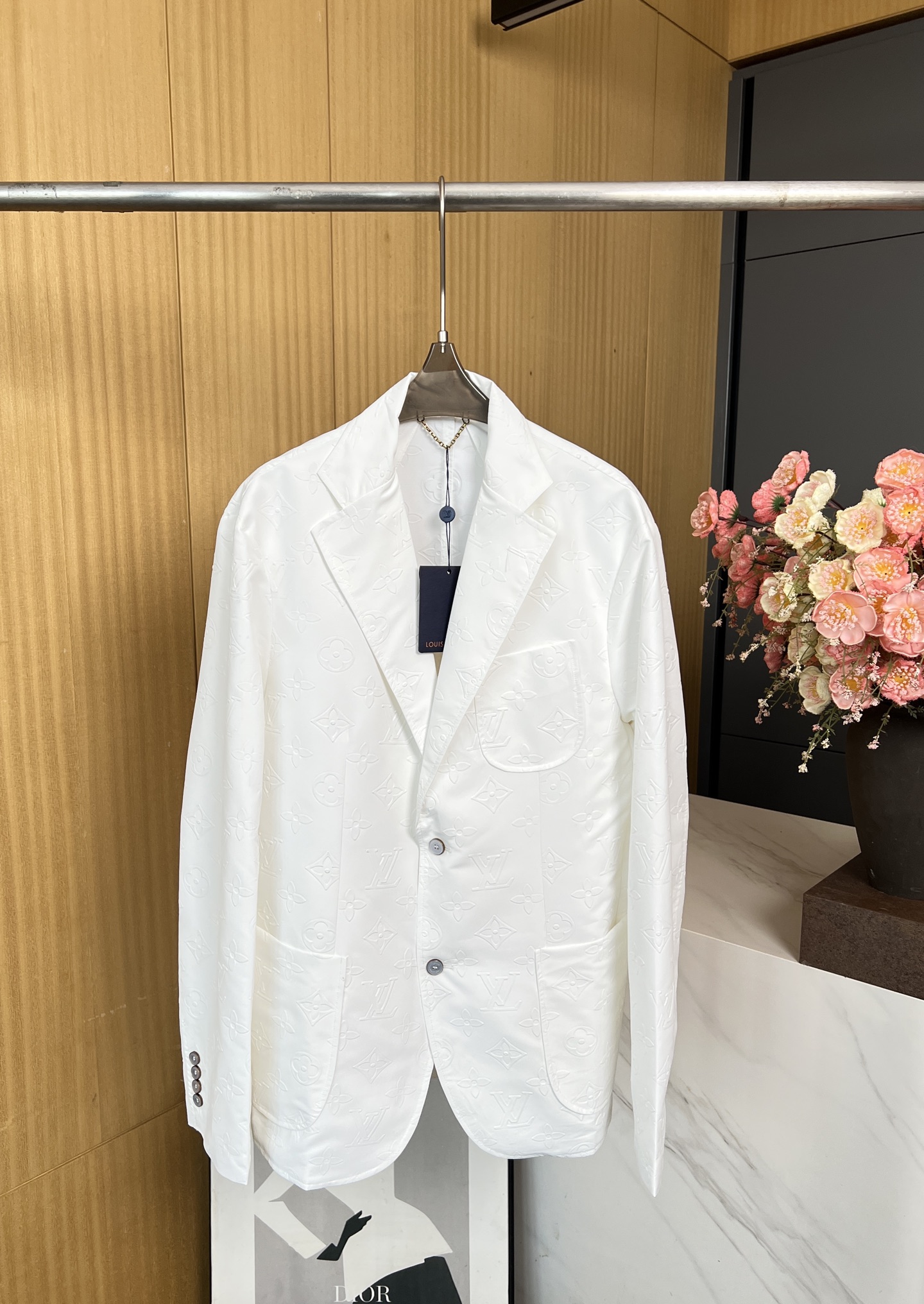 NO:480710,Louis Vuitton men's Louis Vuitton autumn and winter new white embossed blazer, custom cotton-blend fabric, full of Macro Monogram embossed, embossed, cotton-blended cut out soft outline, flat collar Single-breasted details, pearlescent buttons Equipped with metal base, front patch pocket details S M L XL,,louis vuitton,louis vuitton,jackets & coats,business suit,alexander wang19860909男款LouisVuitton 路易 秋冬新款 白色压花西装外套、订制棉质混纺面料、满身Macro Monogram 压纹、搭建浮雕观感、棉质混纺裁出柔和轮廓、平驳领 单排扣细节、珠光纽扣 配有金属底座、正面贴袋细节 码数S M L XL,,louis vuitton,louis vuitton,jackets & coats,business suit,alexander wang,Women's clothing