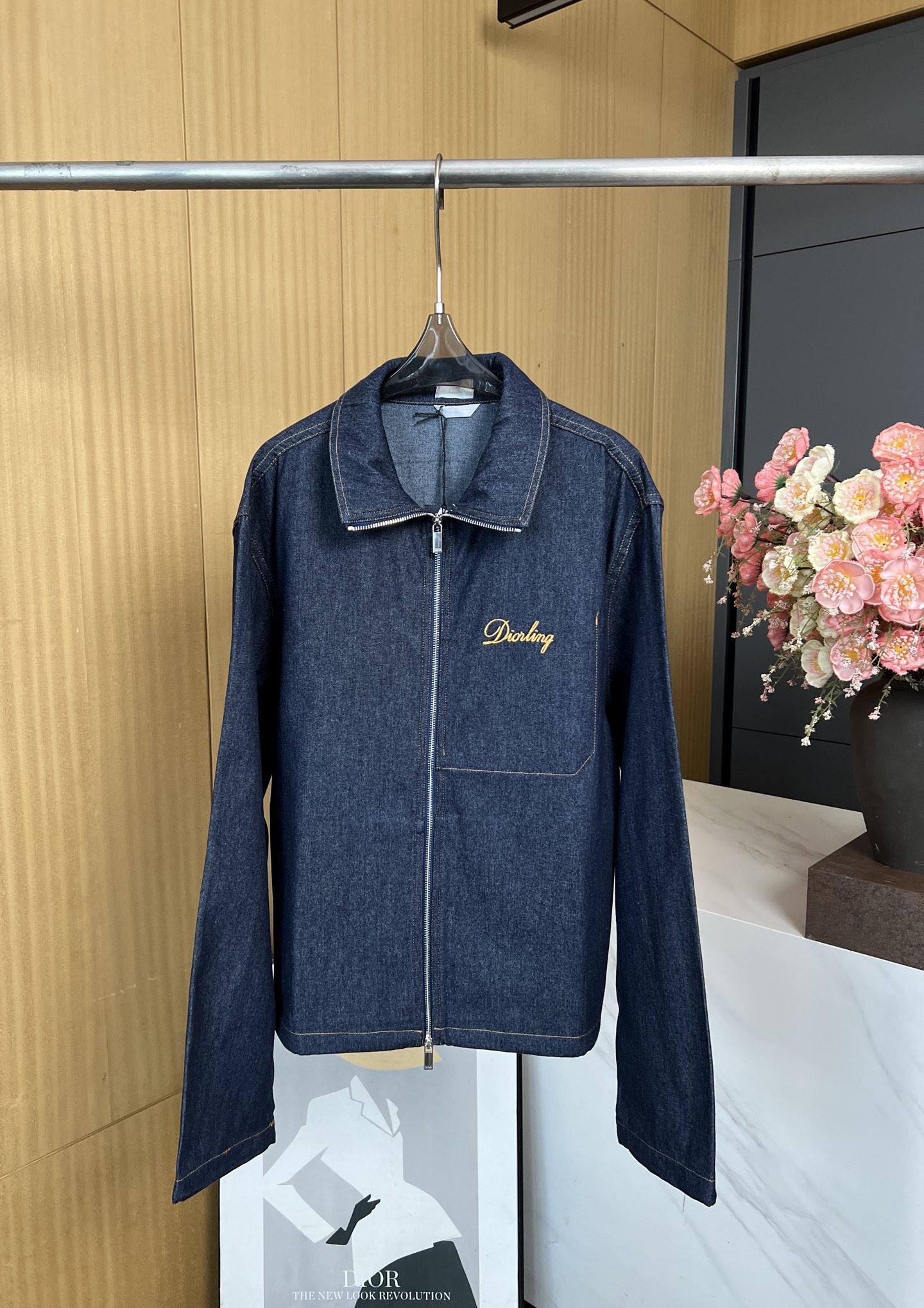 NO:480722,Men's Dior autumn and winter new style stand collar straight-tube denim jacket, Dior Love logo designed from Dior archives, navy blue cotton denim, front chest Dior Love embroidered two-way zipper closure, paired with Dior logo zipper head, chest patch pocket design drawstring cuffs and bottom edge, casual style S M L XL,,dior,dior,jackets & coats,alexander wang19860909男款Dior 秋冬新款 立领直筒牛仔夹克、设计自Dior 档案的迪奥之爱标志、采用海军蓝色棉质牛仔布、前胸迪奥之爱刺绣双向拉链开合、搭配 Dior 标志拉链头、胸前贴袋设计抽绳袖口和底边、休闲款式 码数S M L XL,,dior,dior,jackets & coats,alexander wang,Women's clothing