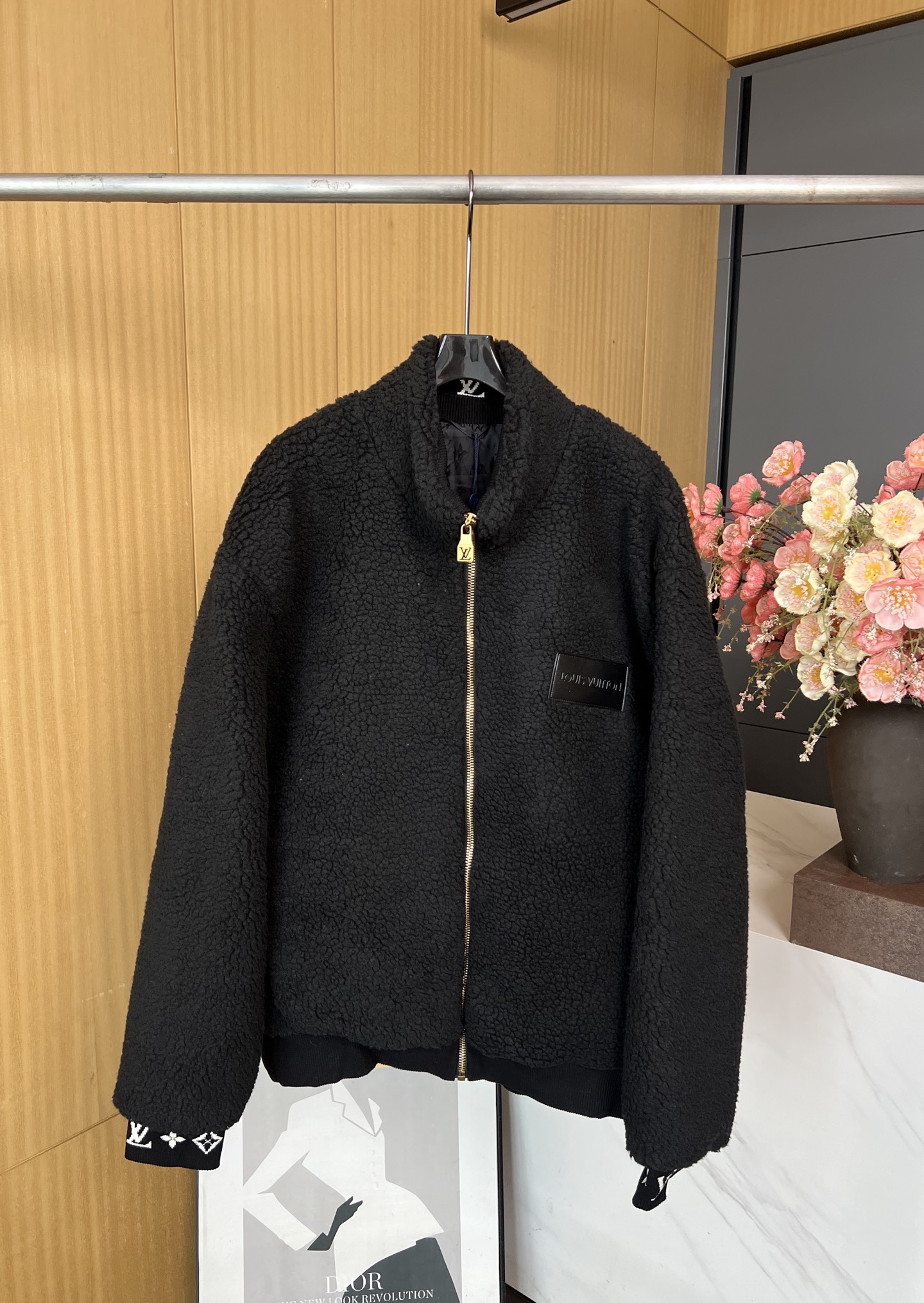 NO:570047,Louis Vuitto*n LV new autumn and winter style plush lapel long-sleeved jacket, brand pattern ribbing on the sleeves and collar, embossed leather patch details on the chest, black old flower jacquard lining inside, loose fit, unisex size S M L XL,,louis vuitton,louis vuitton,jackets & coats,alexander wang19860909Louis Vuitto*n LV 秋冬新款 毛绒绒翻领长袖外套、衣袖和衣领处品牌花纹罗纹、前胸字母压花皮牌细节、内里黑色老花提花内衬、宽松版型、男女同款 码数S M L XL,,louis vuitton,louis vuitton,jackets & coats,alexander wang,Women's clothing