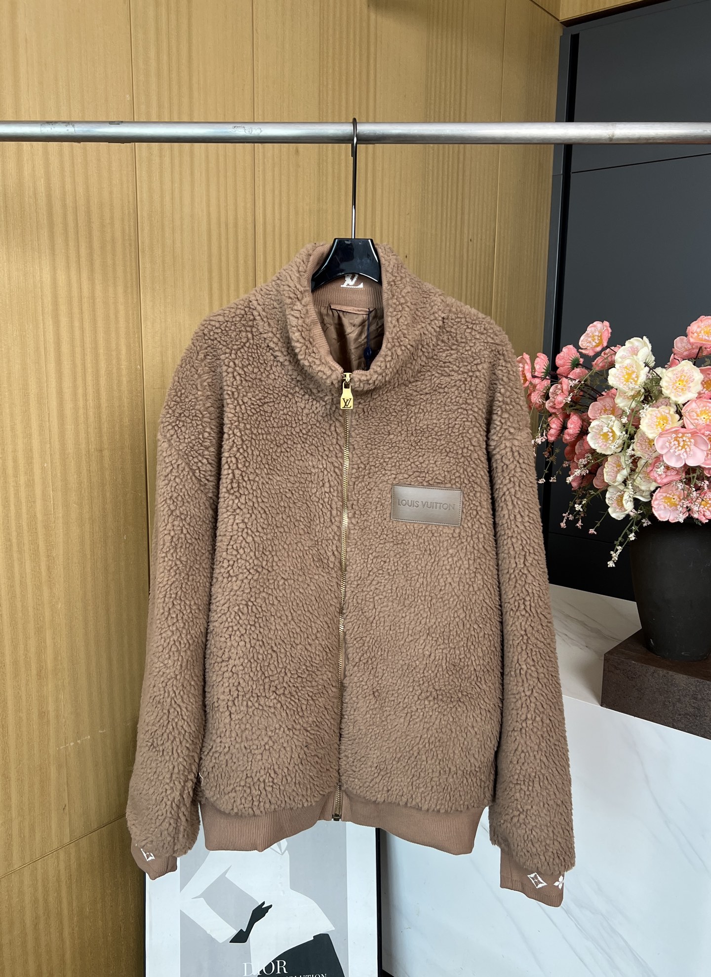 NO:480733,Louis Vuitto*n LV autumn and winter new style fluffy lapel long sleeve jacket, brand pattern ribbed at sleeves and collar, letter embossed leather card details for chest, black presbyterian jacquard lining, loose fit, same style for men and women S M L XL,,louis vuitton,louis vuitton,jackets & coats,alexander wang19860909Louis Vuitto*n LV 秋冬新款 毛绒绒翻领长袖外套、衣袖和衣领处品牌花纹罗纹、前胸字母压花皮牌细节、内里黑色老花提花内衬、宽松版型、男女同款 码数S M L XL,,louis vuitton,louis vuitton,jackets & coats,alexander wang,Women's clothing