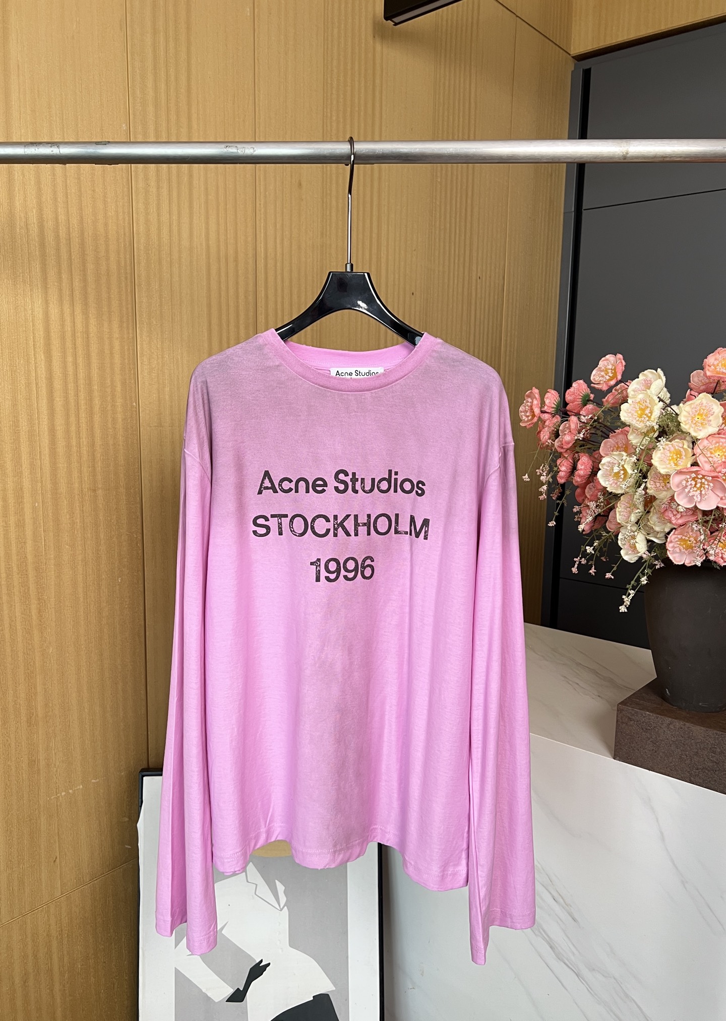 NO:480743,Acne Studios Spring and Summer Newest Olive Green 1996 spray-painted retro old dirty long-sleeved T-shirt with Acne Studios 1996 logo pattern, retro spray-painted design, 15 linen + 85 cotton very comfortable and soft breathable, comfortable and lazy style, loose style, same style for men and women S M L,,acne studios,dior,tees, t-shirt,alexander wang19860909Acne Studios 春夏新款 最新橄榄绿 1996喷绘复古做旧脏脏长袖T恤、饰有 Acne Studios 1996 徽标图案、采用复古喷绘图案设计、15亚麻+85棉非常舒服柔软透气、舒适慵懒风、宽松版型、男女同款 码数S M L,,acne studios,dior,tees，t-shirt,alexander wang,Women's clothing