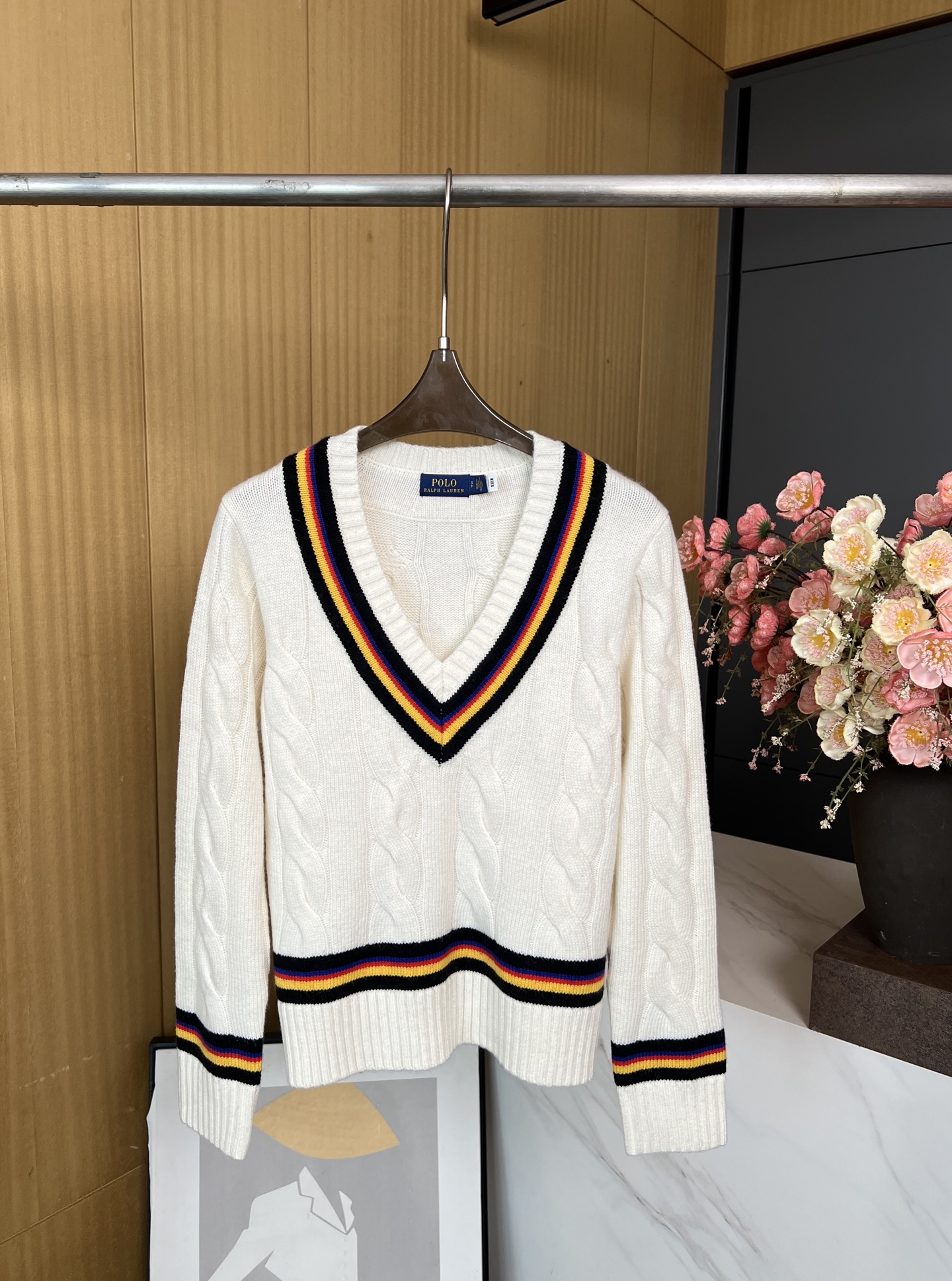 NO:480712,Polo Ralph Lauren Autumn and Winter New Classic V-neck Sweater, wool and cashmere blended rope design, colored stripes to show vitality and casual style S M L, loro piano, sweaters, alexander wang19860909Polo Ralph Lauren 秋冬新款 经典V领毛衣、采用羊毛和羊绒混纺的绞花设计、饰有彩色条纹展现活力学院风、休闲版型 码数S M L,,loro piana,sweaters,alexander wang,Women's clothing