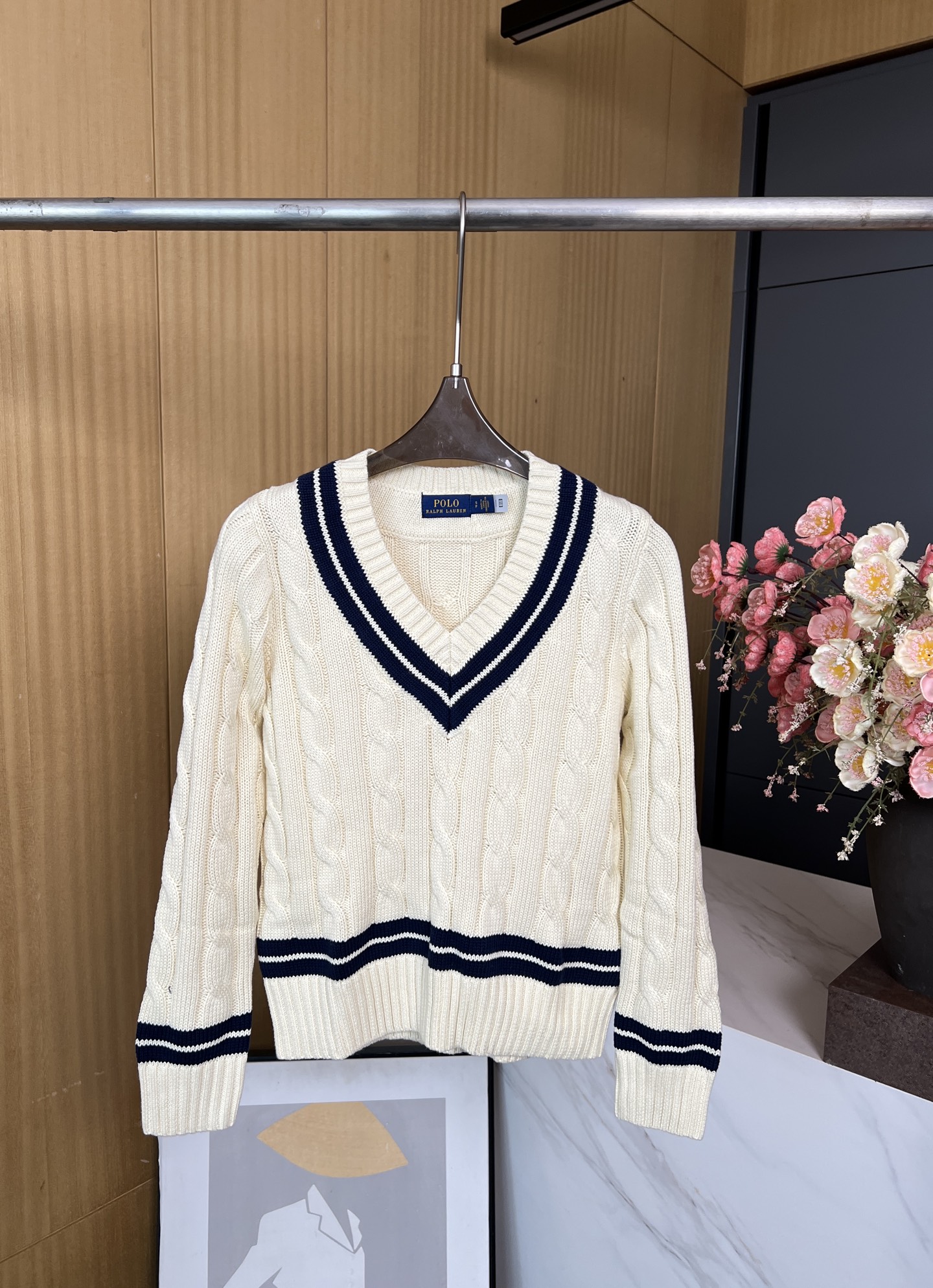 NO:480718,Polo Ralph Lauren new autumn and winter classic V-neck sweater with contrasting color stripes showing vitality and casual style S M L, loro piano, sweaters, alexander wang19860909Polo Ralph Lauren 秋冬新款 经典V领毛衣、饰有撞色条纹展现活力学院风、休闲版型 码数S M L,,loro piana,sweaters,alexander wang,Women's clothing