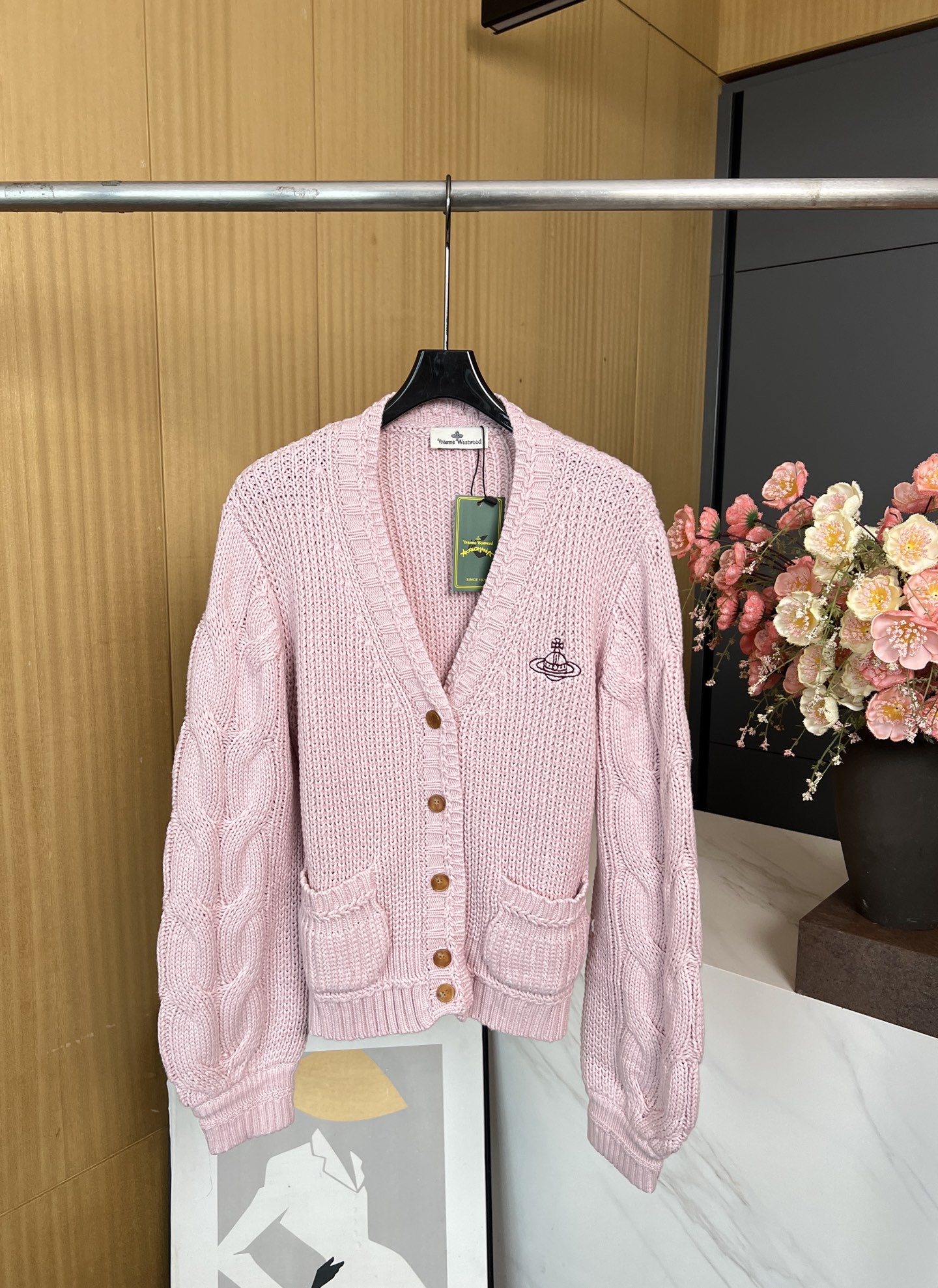 NO:480726,Vivienne Westwood New autumn and winter embroidered logo pocket single-breasted V-neck long-sleeved knitted cardigan jacket, classic twist knitted design small logo embroidery on the chest, double pocket decoration gold button embellishment, soft and comfortable fabric, casual style S M L,, jackets & coats,alexander wang19860909Vivienne Westwood 秋冬新款 刺绣徽标口袋单排扣V领麻花长袖针织开衫外套、经典麻花编织设计胸前小logo刺绣、双口袋装饰金色纽扣点缀、面料柔软舒适、休闲版型 码数S M L,,jackets & coats,alexander wang,Women's clothing