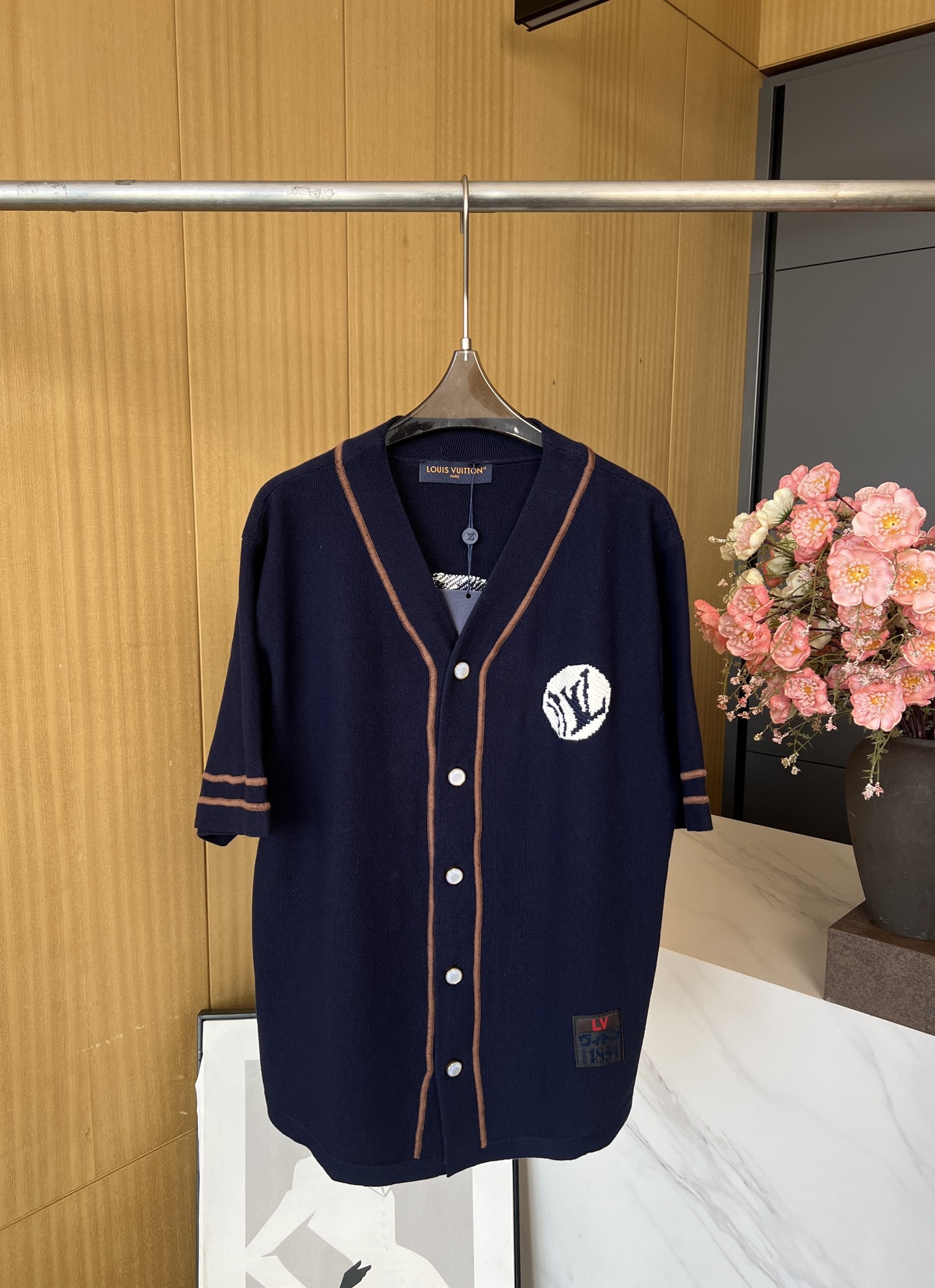 NO:480730,Louis Vuitton Autumn and Winter New Wool Baseball Short-Sleeve Shirt, Incorporating Baseball Sportswear Elements, Custom Inlay craft fabric Front Chest crochet baseball round pattern, Inner brand logo letter embellishment, Back echoes the presbyopia pattern metal base white button closure placket, slightly loose tailoring, Same model for men and women S M L XL,,louis vuitton,louis vuitton,shirts,T-shirt,alexander wang19860909LouisVuitton 路易 秋冬新款 毛织棒球短袖衬衫、融入棒球运动服元素、定制嵌花工艺面料前胸钩针棒球圆形图案、内里品牌logo字母点缀、后背呼应老花花纹金属底座白色纽扣开合门襟、微宽松剪裁 男女同款 码数S M L XL,,louis vuitton,louis vuitton,shirts,T-shirt,alexander wang,Women's clothing