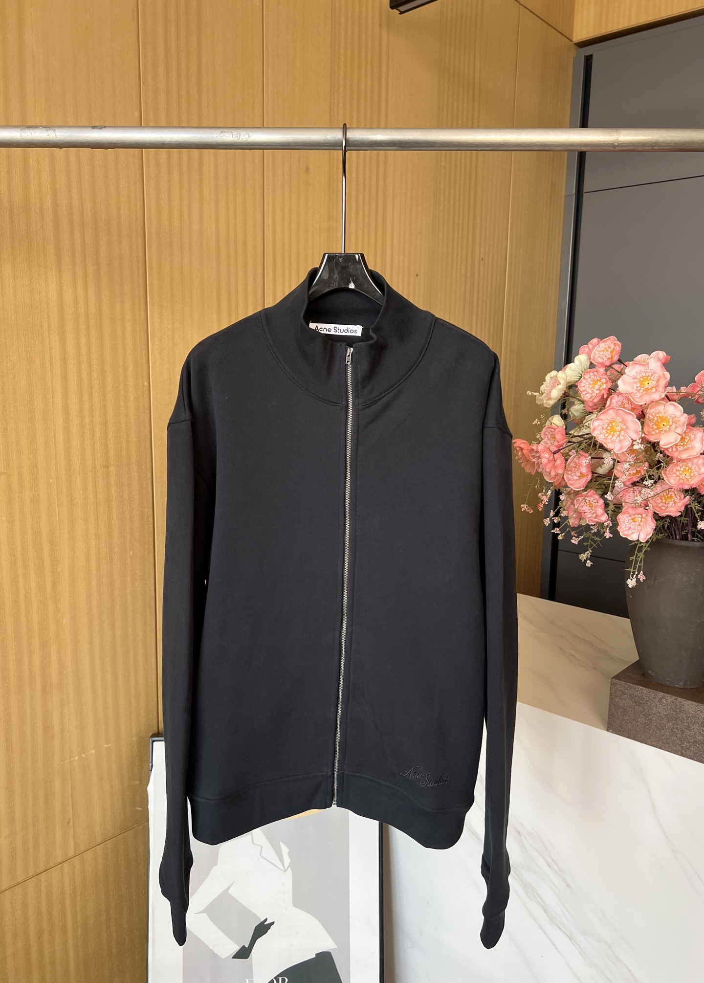 NO:480734,Acne Studios Autumn and Winter New Three-dimensional embroidered zipper sweatshirt jacket, plain color on the front, and court-style cursive signature large letter embroidery thick lines, casual style, same style for men and women. S M L, acne studios, dior, hoodie, sweatshirts, jackets & coats, alexander wang19860909Acne Studios 秋冬新款 立体刺绣拉链卫衣外套、正面素色纯、后背则是宫廷风的草写签名体大字母刺绣粗线条的3D工艺、休闲版型、男女同款 码数S M L,,acne studios,dior,hoodie,sweatshirts,jackets & coats,alexander wang,Women's clothing