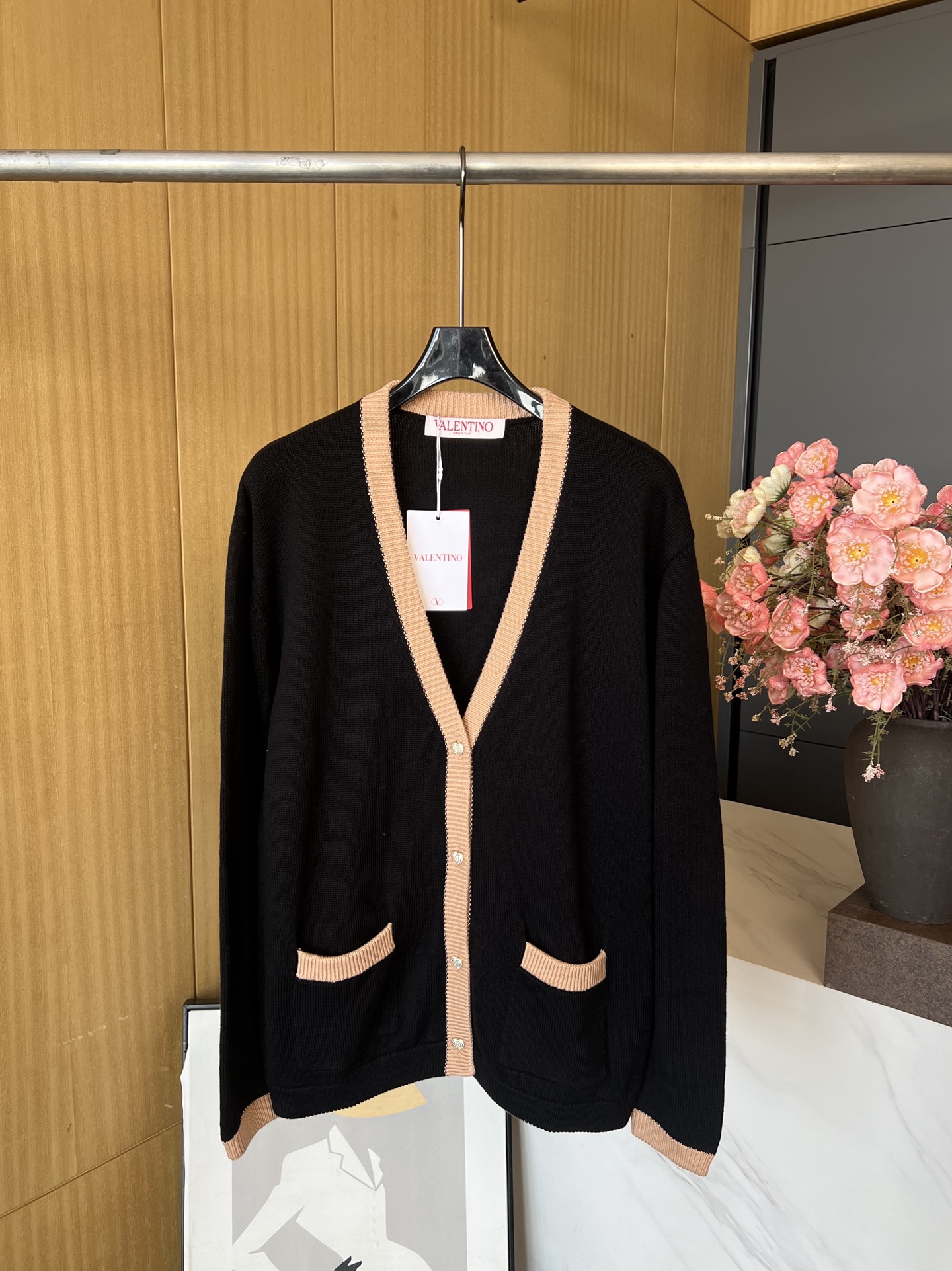 NO:480744,Valentino Autumn and Winter New Contrast Black Knit Cardigan, Black Body with Beige V-neck, Gold Love Button, Simple and generous feel, Soft and Comfortable, Casual Style S M L,, Valentino, Valentino, Alexander Wang19860909Valentino 华伦天奴 秋冬新款 撞色黑色针织开衫、黑色主体配米色V领、搭配金色爱心扣子、简约大方手感柔软舒适、休闲版型 码数S M L,,valentino,valentino,alexander wang,Women's clothing