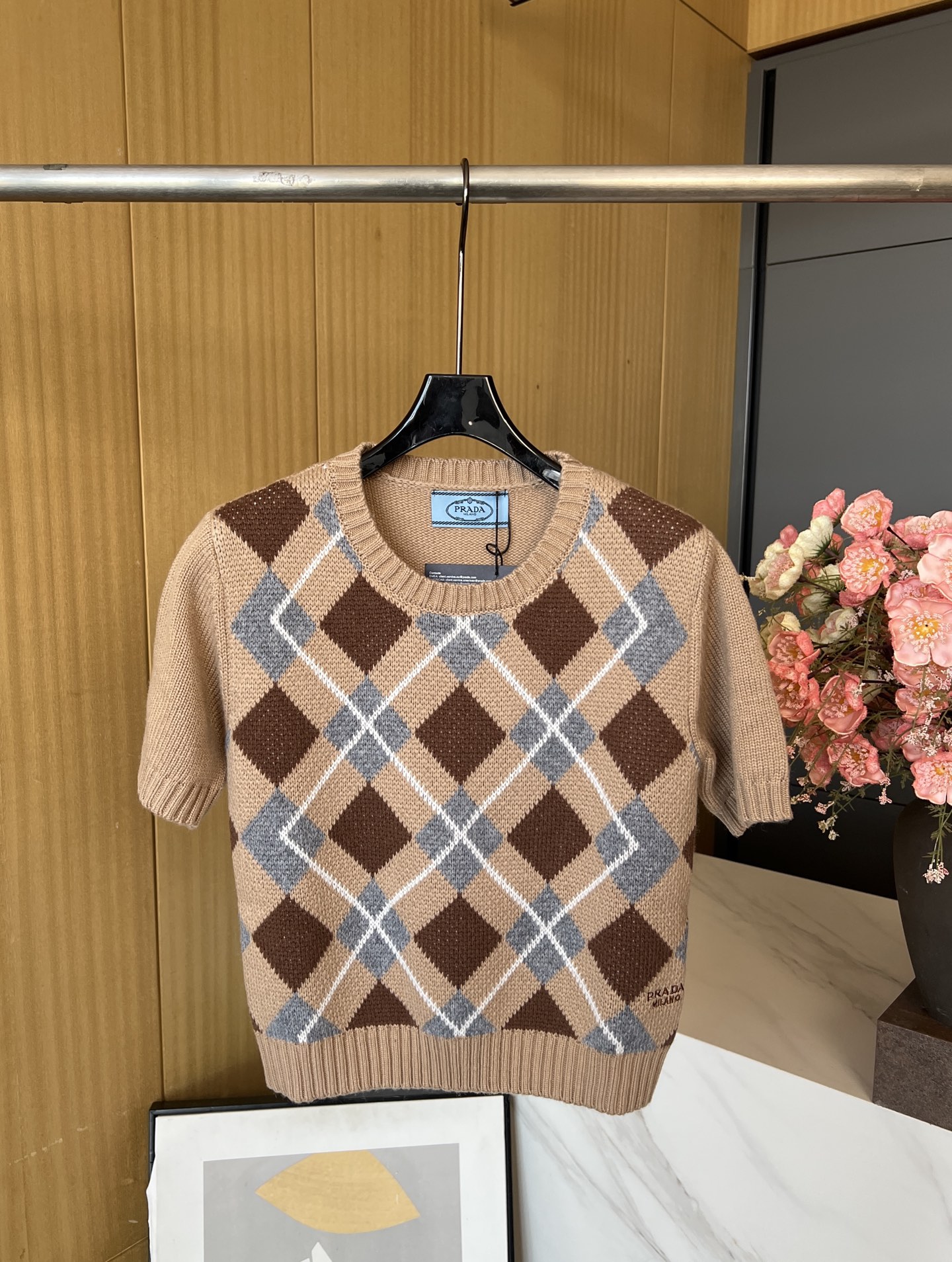 NO:480746,Prada's new autumn and winter wool diamond tops are made of soft wool fabric, classic diamond knitted pattern hem brand logo embroidery, ribbed neckline cuffs and hem, elastic version S M L, prada, alexander wang19860909Prada 秋冬新款 羊毛菱格纹上衣 采用柔软羊毛面料、经典菱格纹针织图案下摆饰品牌标识刺绣、罗纹领口袖口和下摆、弹力版型 码数S M L,,prada,alexander wang,Women's clothing