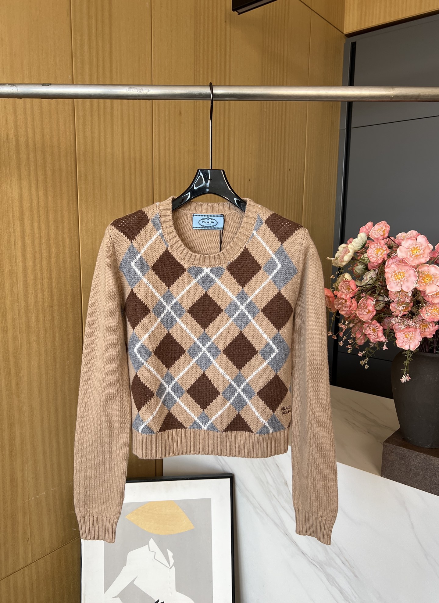 NO:480747,Prada's new autumn and winter wool diamond knitted pullover, soft wool fabric, classic diamond knitted pattern hem brand logo embroidery, ribbed neckline cuffs and hem, elastic version S M L,,prada,alexander wang19860909Prada 秋冬新款 羊毛菱格纹针织套头衫、采用柔软羊毛面料、经典菱格纹针织图案下摆饰品牌标识刺绣、罗纹领口袖口和下摆、弹力版型 码数S M L,,prada,alexander wang,Women's clothing
