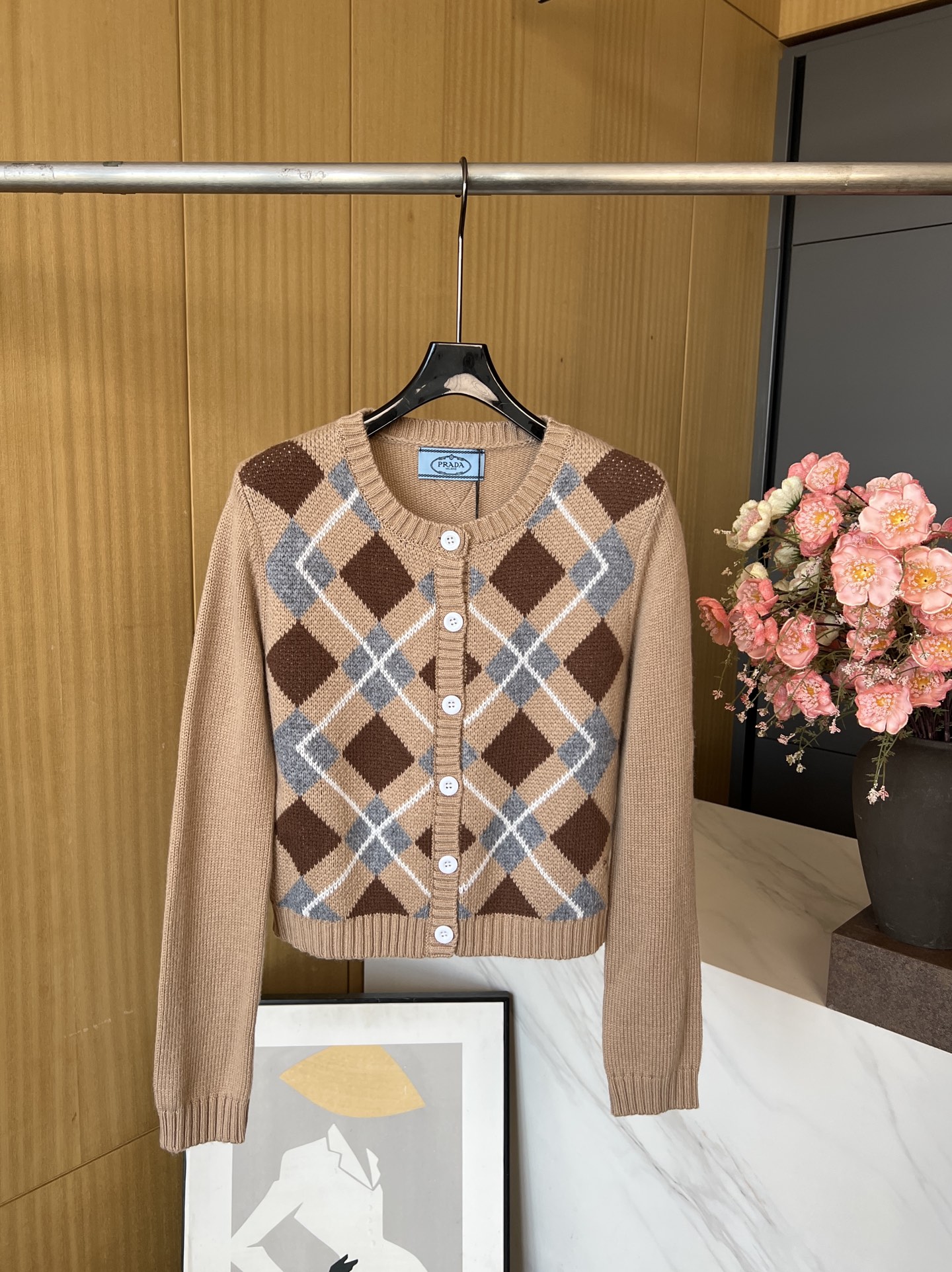 NO:480753,Prada's new autumn and winter wool diamond-shaped knitted cardigan, soft wool fabric, classic diamond-shaped knitted pattern hem brand logo embroidery, ribbed neckline cuffs and hem, elastic version S M L,,prada,alexander wang19860909Prada 秋冬新款 羊毛菱菱格针织开衫、采用柔软羊毛面料、经典菱格纹针织图案下摆饰品牌标识刺绣、罗纹领口袖口和下摆、弹力版型 码数S M L,,prada,alexander wang,Women's clothing