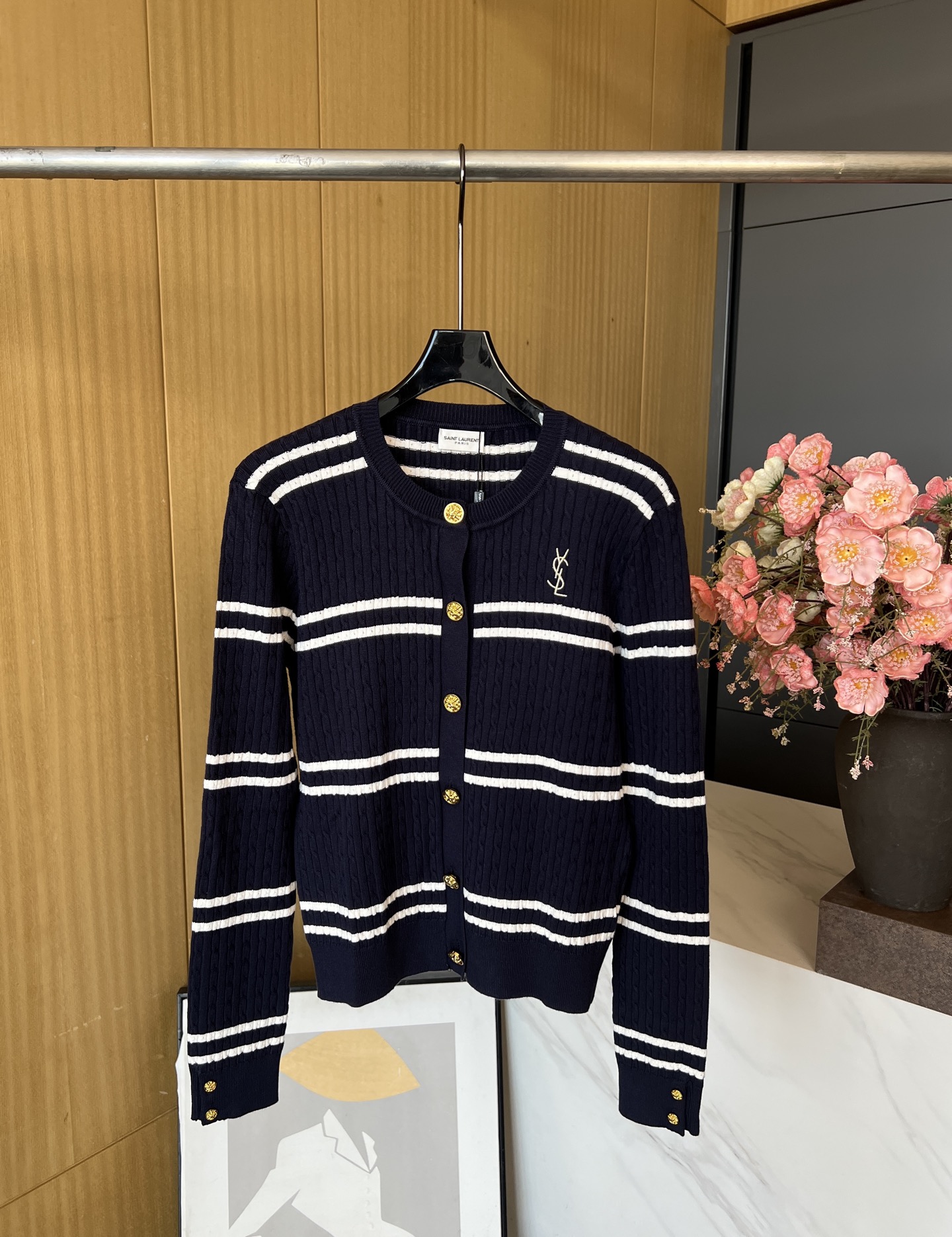 NO:480765,SAINT LAURENT YSL Autumn and winter new style wool-blend knitted cardigan, navy blue wool-blend fabric Contrast stripe pattern decoration brand logo embroidery, polo neckline Button opening and closing, elastic version Number S M L,,saint laurent,saint laurent,alexander wang19860909SAINT LAURENT YSL 秋冬新款 羊毛混纺针织开衫、藏蓝色羊毛混纺面料 撞色条纹图案饰品牌标识刺绣、polo领口 纽扣开合、弹力版型 码数S M L,,saint laurent,saint laurent,alexander wang,Women's clothing