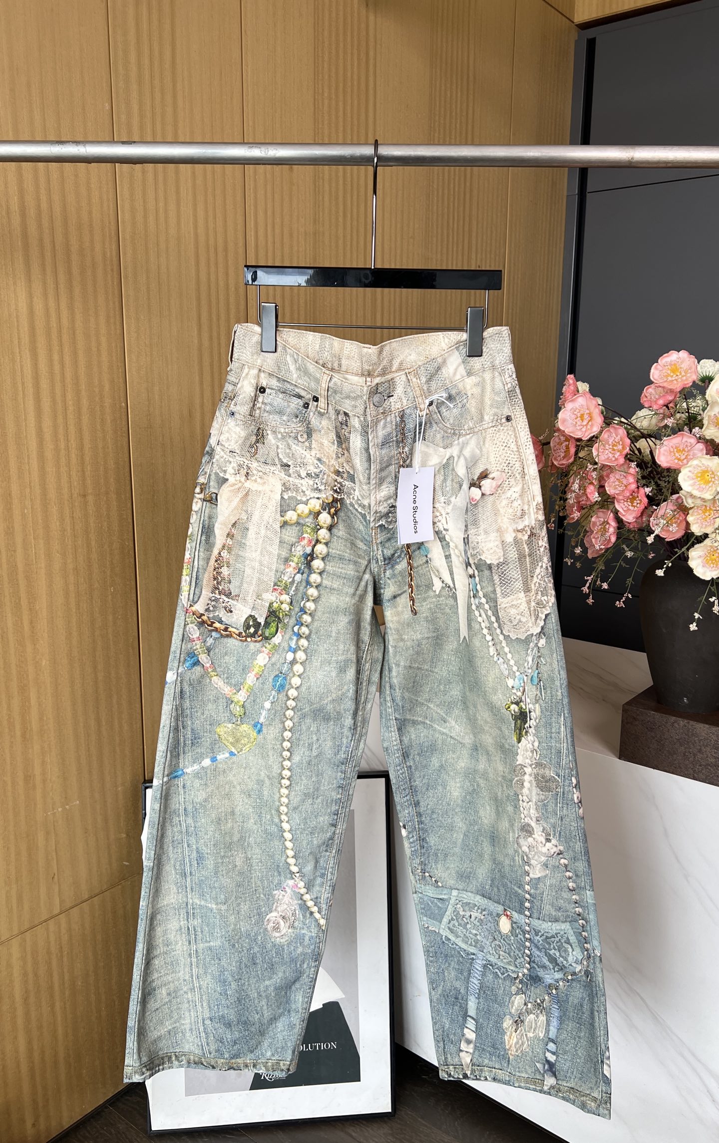 NO:480738,Acne Studios Autumn and Winter New 1981F straight jeans, made of cotton canvas with soft, textured finishes with keychain and lace details, straight styling, men and women Size XXXS-XL,,acne studios,dior,jeans,keychain,alexander wang19860909Acne Studios 秋冬新款 1981F直筒牛仔裤、由棉质帆布制成具有柔软、有纹理的饰面以钥匙扣和蕾丝细节的季节性印花、直筒版型、男女同款 码数XXXS-XL,,acne studios,dior,jeans,keychain,alexander wang,Women's clothing