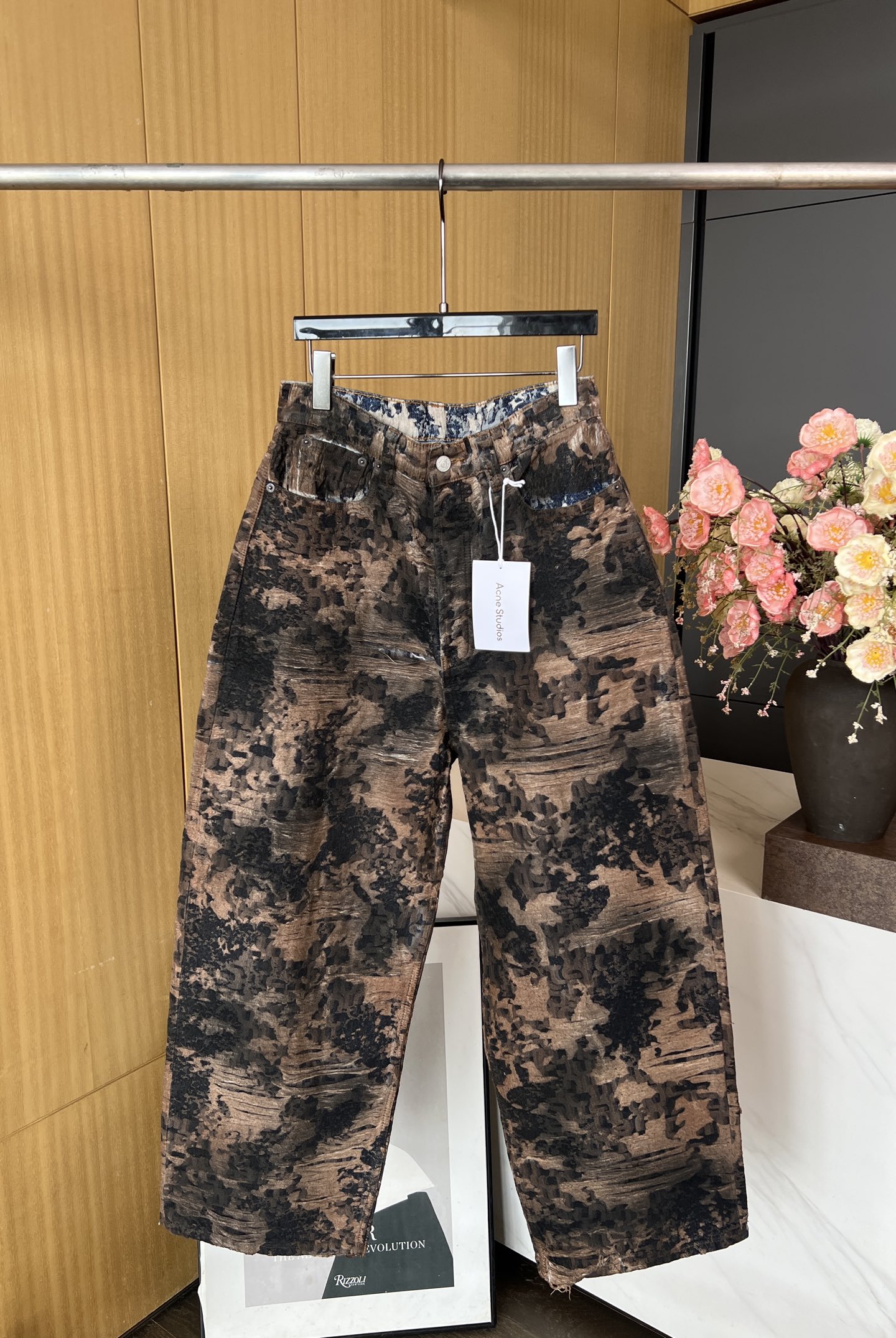 NO:480740,Acne Studios Autumn and Winter New 1981 Retro Mineral Style Dye Print Low-waist Wide-Full-Legged Jeans, Customized Frayed Furniture Non-Stretch Fabric, Wide-Legged Style, Men and Women Same Model Number 44/46/48/50/52,,acne Studios,dior,jeans,alexander wang19860909Acne Studios 秋冬新款 1981复古矿土风色染色印花低腰阔腿牛仔裤、定制的磨毛无弹面料、阔腿版型、男女同款 码数44/46/48/50/52,,acne studios,dior,jeans,alexander wang,Women's clothing