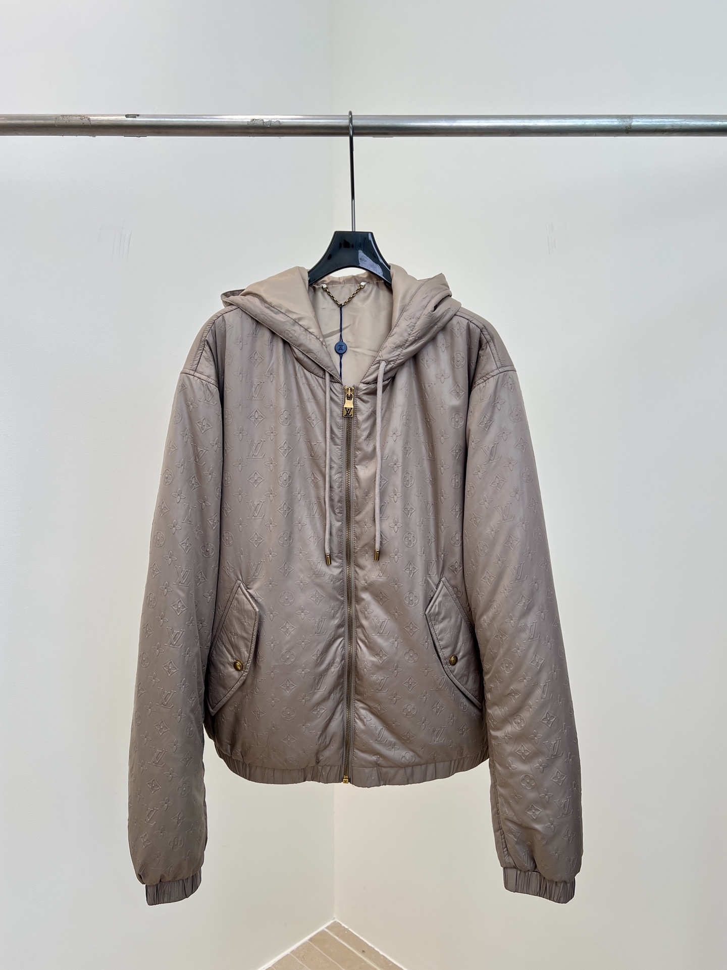 NO:485834,Louis Vuitton Autumn and Winter New Hooded Long Sleeve Cotton Hooded Jacket, Full-Wire Monogram Embossed Pattern, Lightweight Padding and Wireless Lining Cloth Hood Drawstring with Logo Inscription Ends, Elastic Hem and Cuffs, Metal Zippered Front Classic Style S M L XL,,louis vuitton,louis vuitton,jackets & coats,hats,alexander wang19860909LouisVuitton 路易 秋冬新款 连帽长袖加棉连帽外套、全幅 Monogram 压纹图案、轻质衬垫和丝柔内衬里布风帽抽绳配有标识铭纹端头、弹力下摆和袖口、金属拉链开合前襟经典版型 男女同款 码数S M L XL,,louis vuitton,louis vuitton,jackets & coats,hats,alexander wang,Women's clothing