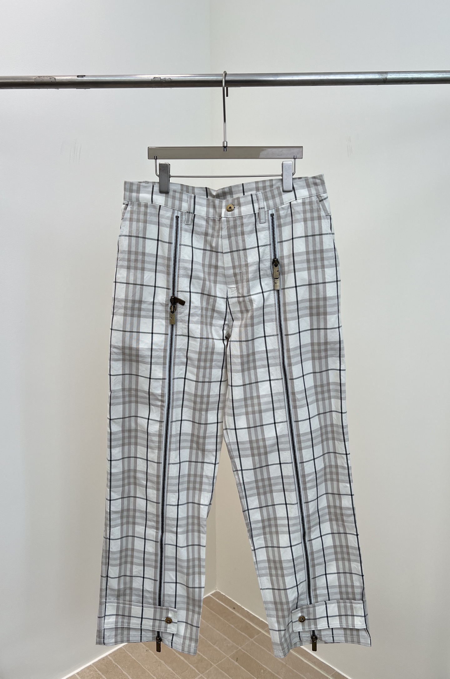 NO:485831,Men's Burbrry autumn and winter new style, catwalk style, classic checked design trousers customized cross-jacquard plain fabric, long zipper splicing rear flip pocket, straight cut style snap button details on the legs, casual style S M L XL,,burberry,alexander wang19860909男款Burbrry 秋冬新款 走秀款 经典格纹设计长裤定制交叉提花平纹面料、正面长拉链拼接后方翻盖口袋、直筒剪裁版型裤腿处按扣细节、休闲款式 码数S M L XL,,burberry,alexander wang,Women's clothing