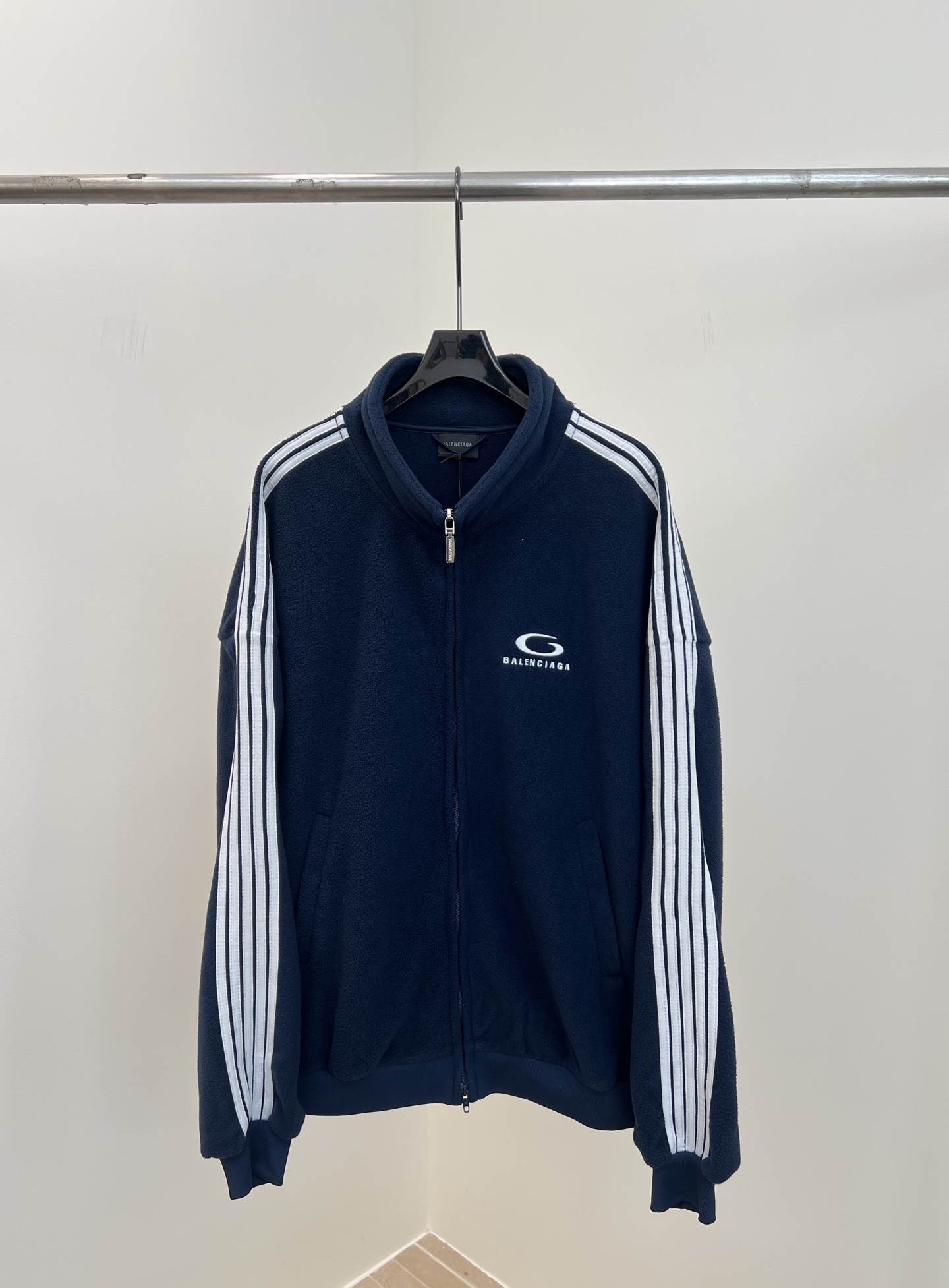 NO:485843,BALENCIAG*A Paris autumn and winter new style stand-up collar silhouette tailoring jacket, custom fleece fabric, small logo label embroidery of front chest brand, large logo pattern with back echoes, white webbing embellishment on the side of sleeves, knitted ribbed sleeves and hem, oblique socket pocket Simple design style, loose style S M L XL,,balenciaga, jackets & coats,alexander wang19860909BALENCIAG*A 巴黎 秋冬新款 立领廓形剪裁外套、定制抓绒毛毛面料、前胸品牌小logo标签刺绣、后背呼应大logo图案、衣袖侧面白色织带点缀、针织罗纹衣袖和下摆、斜插口袋 简单设计款式、宽松版型 男女同款 码数S M L XL,,balenciaga,jackets & coats,alexander wang,Women's clothing