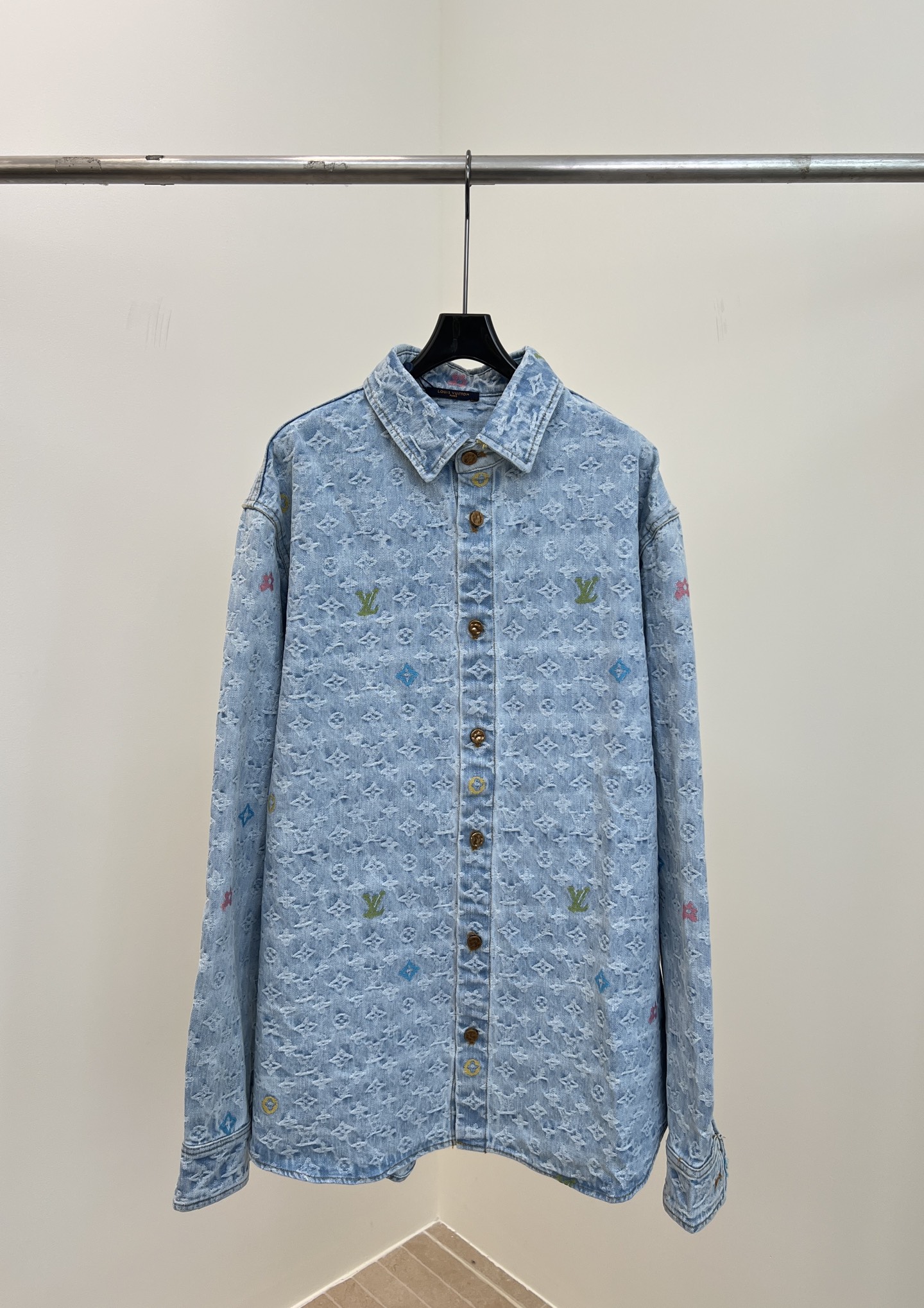 NO:485805,Louis Vuitton Autumn and Winter New Light Blue Washed Buffalo Shirt, Full Mosaic Monogram Craggy Jacquard, Details of Cute Flowers, Old Metal Lettering Button Opening and Closed Blender, Hem Arc Cutting Details, Loose Style Same Model for Men and Women Size S M L XL,,louis vuitton,louis vuitton,alexander wang19860909LouisVuitton 路易 秋冬新款 浅蓝色洗水牛仔衬衣、全幅 Monogram Craggy 提花、点缀剪花细节、做旧金属刻字纽扣开合门襟、下摆圆弧剪裁细节、宽松版型 男女同款 码数S M L XL,,louis vuitton,louis vuitton,alexander wang,Women's clothing