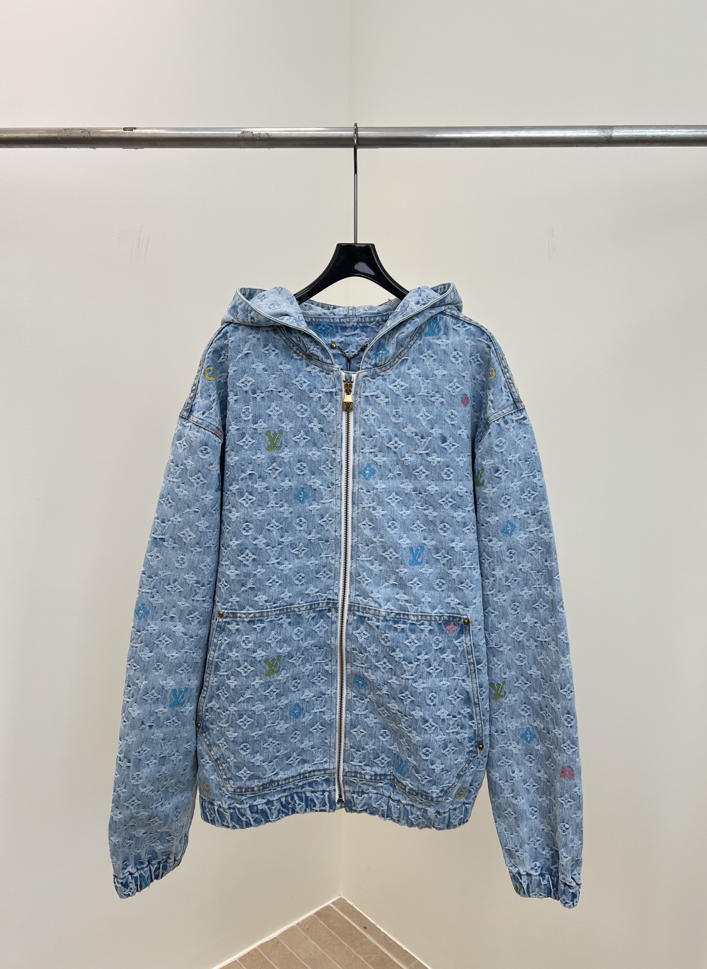 NO:485812,Louis Vuitton Autumn and Winter New Light Blue Wash Hooded Denim Jacket, Full Mosaic Monogram Craggy Jacquard Details, Metal Zipper Open-Close Flying, Elastic Elastic Sleeve Hem, Slant Size S M L XL,,louis vuitton,louis vuitton,jackets & coats,hats,alexander wang19860909LouisVuitton 路易 秋冬新款 浅蓝色洗水连帽牛仔外套、全幅 Monogram Craggy 提花点缀剪花细节、金属拉链开合门襟、弹力松紧衣袖下摆、斜插大口袋 码数S M L XL,,louis vuitton,louis vuitton,jackets & coats,hats,alexander wang,Women's clothing