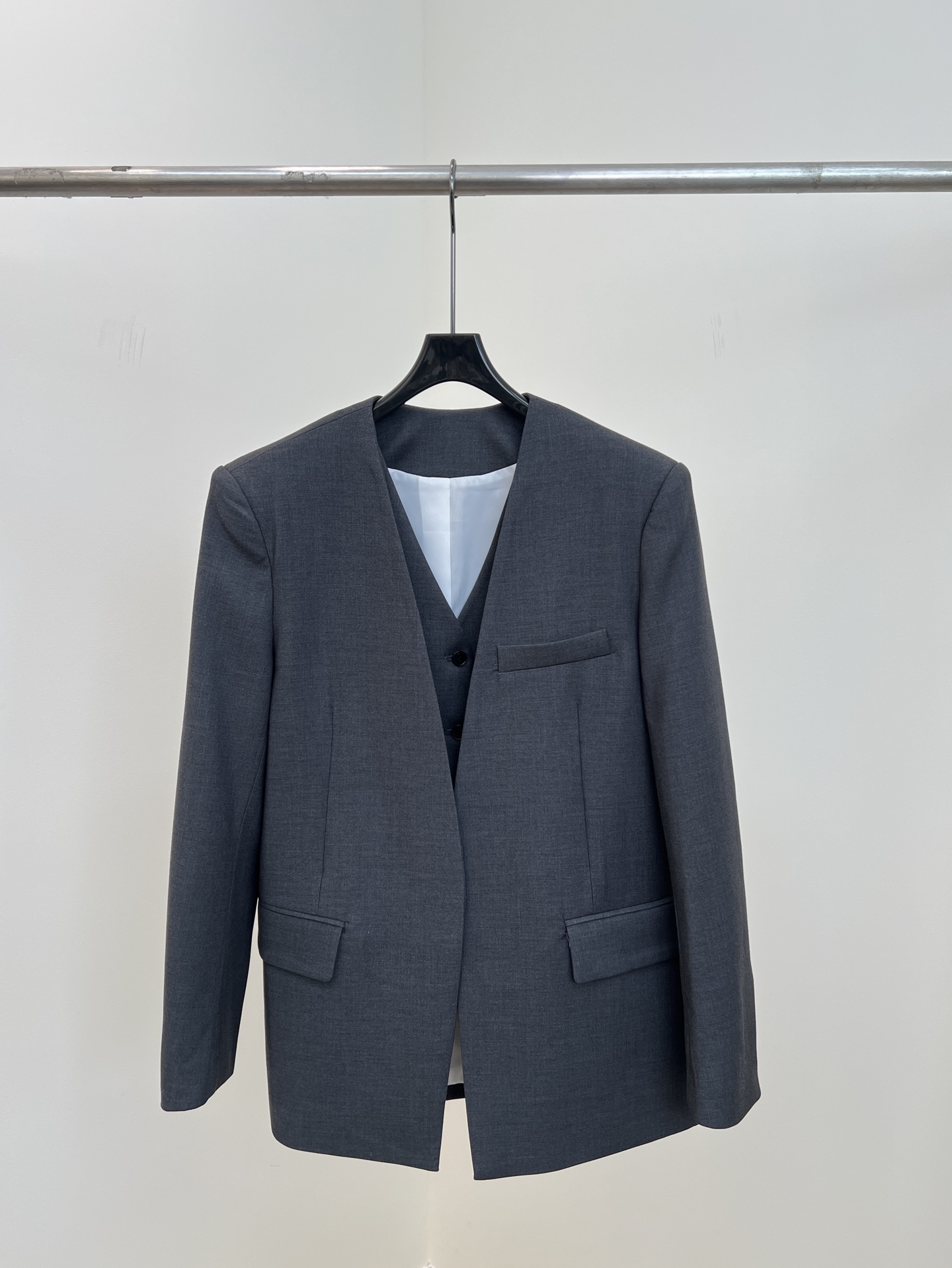 NO:485818,MO&CO autumn and winter new style fake two-piece suit jacket, collarless shoulder pad design without button-down outer placket + vest inner placket, one piece to show layering, suitable for commuting or daily outfits, casual style S M L,, jackets & coats, business suit, alexander wang19860909MO&CO 秋冬新款 假两件西装外套、无领垫肩设计无扣外襟+马甲式内襟、一件穿出叠穿层次感、适合通勤或日常穿搭、休闲版型 码数S M L,,jackets & coats,business suit,alexander wang,Women's clothing