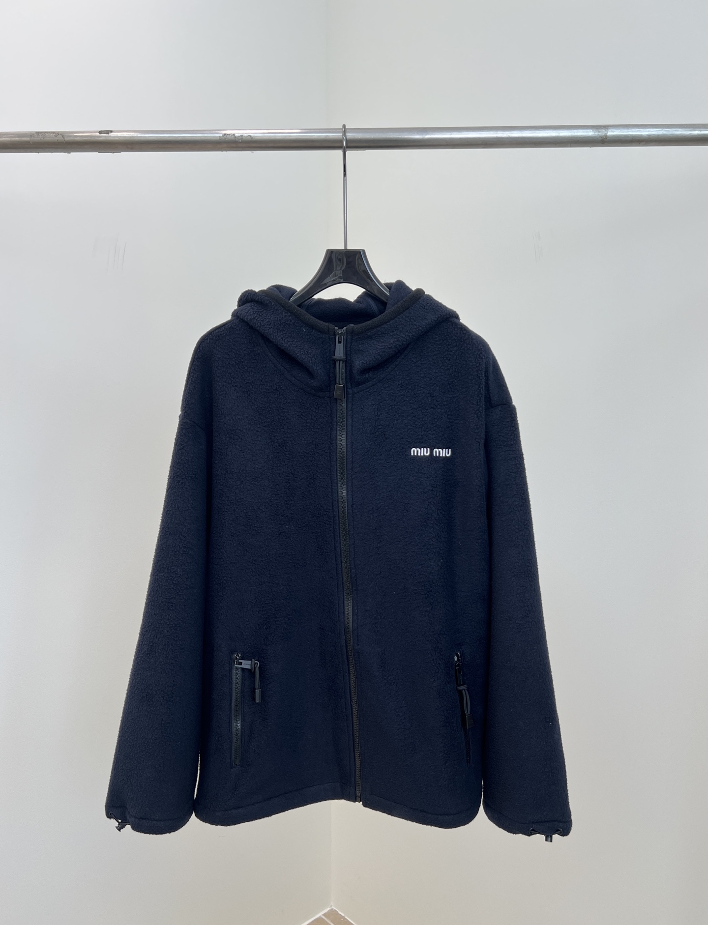 NO:485828,Miu Miu New Autumn and Winter Fleece Sports Zipper Jacket, Fleece Sweater Shows Oversize Ratio, Contrasted Embroidery Logo Attracts Eyes, Customized Nylon Fleece Fabric One-piece High-neck Hood, Casual Style Same Model for Men and Women Size S M L,,miumiu,versace,jackets & coats,hats,alexander wang19860909Miu Miu 秋冬新款 抓绒运动拉链外套、抓绒运动衫呈现Oversize比例、撞色刺绣标识徽标吸引眼球、定制尼龙抓绒面料 连体高领口兜帽、休闲版型 男女同款 码数S M L,,miumiu,versace,jackets & coats,hats,alexander wang,Women's clothing