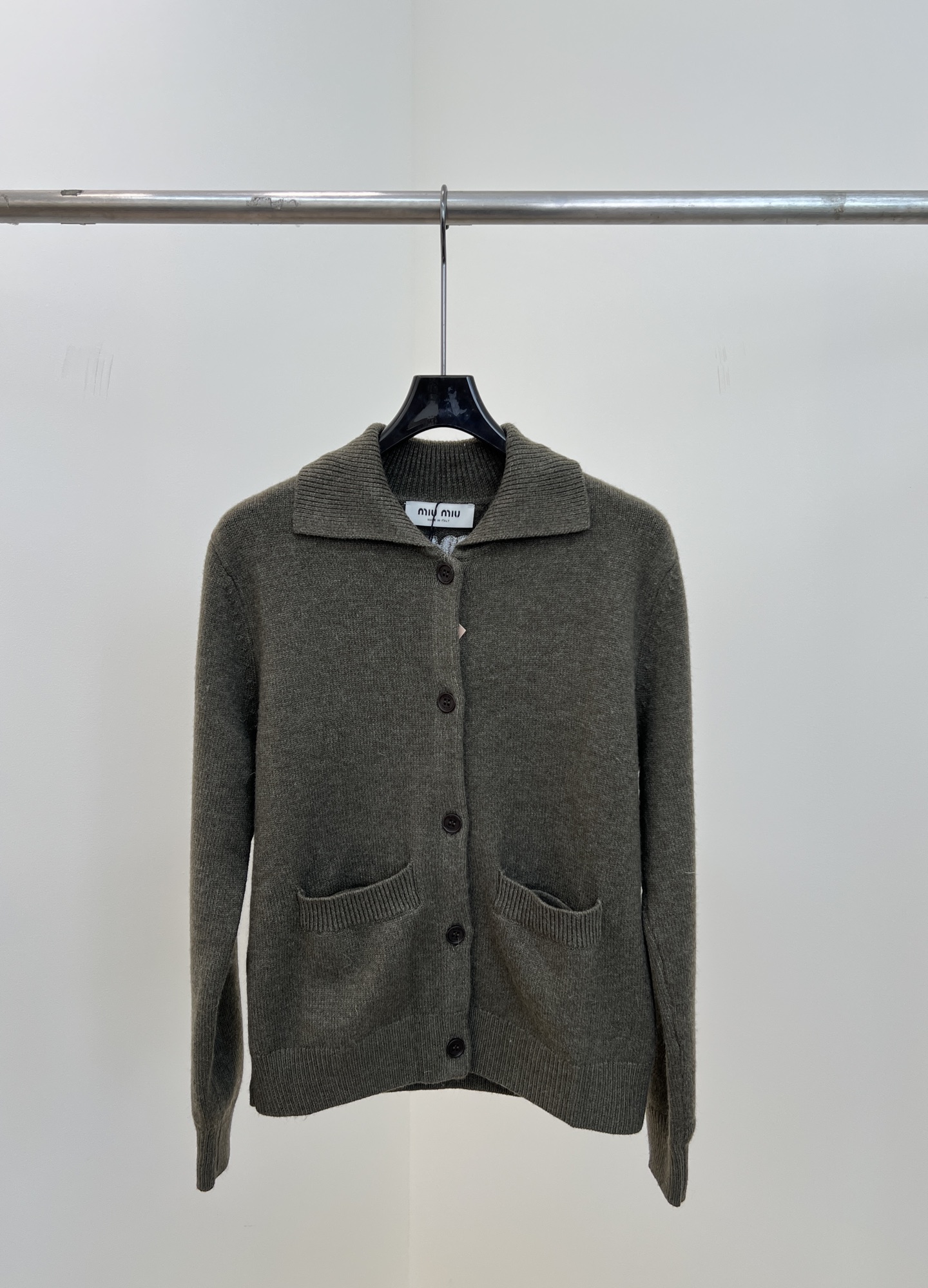 NO:485832,Miu Miu autumn and winter new style lapel knitted cardigan, custom wool yarn woven, double pocket design with plaid buttons, rear neckline letter logo, matching with edge thread vertical pit strips, casual style S M L,,miumiu,alexander wang19860909Miu Miu 秋冬新款 翻领针织开衫、定制羊毛纱线织造、开襟纽扣双口袋设计、后领口字母徽标装、搭配包边螺纹竖坑条、休闲版型 码数S M L,,miumiu,alexander wang,Women's clothing