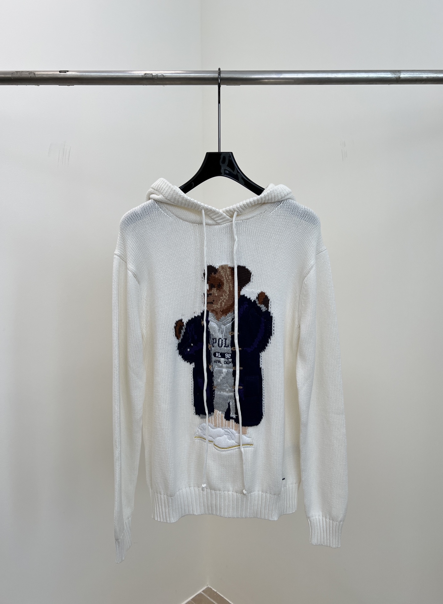 NO:485820,Ralph Lauren, new autumn and winter style, white bear embroidered hooded long-sleeved sweater, chest bear wearing suit, hooded design, adjustable drawstring, casual style. S M L,,loro piano, business suit,hats,alexander wang19860909Ralph Lauren拉夫劳伦 秋冬新款 白色小熊刺绣连帽长袖针织衫、胸前小熊穿着西装造型、连帽设计抽绳可调节、休闲版型 码数S M L,,loro piana,business suit,hats,alexander wang,Women's clothing