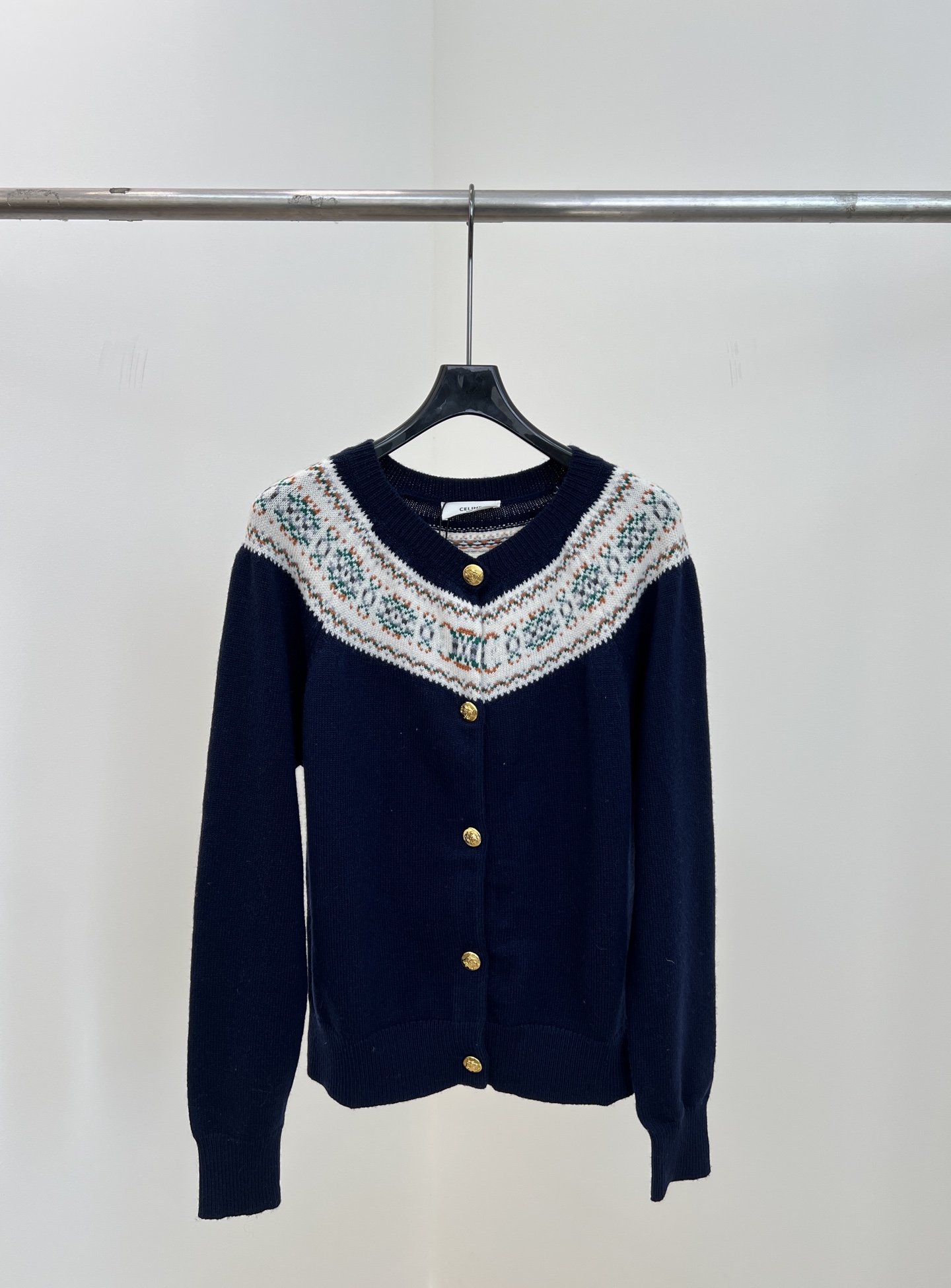 NO:485826,CELINE new autumn and winter style Fair Island knitted cardigan, navy blue body with white jacquard neckline design, Arc de Triomphe jacquard logo centered, gold button embellishment, single-breasted closure, casual style S M L, celine, alexander wang19860909CELINE 秋冬新款 费尔岛针织开衫、藏蓝色主体配白色提花领口设计、凯旋门提花徽标居中、金色纽扣点缀、单排扣开合、休闲版型 码数S M L,,celine,alexander wang,Women's clothing