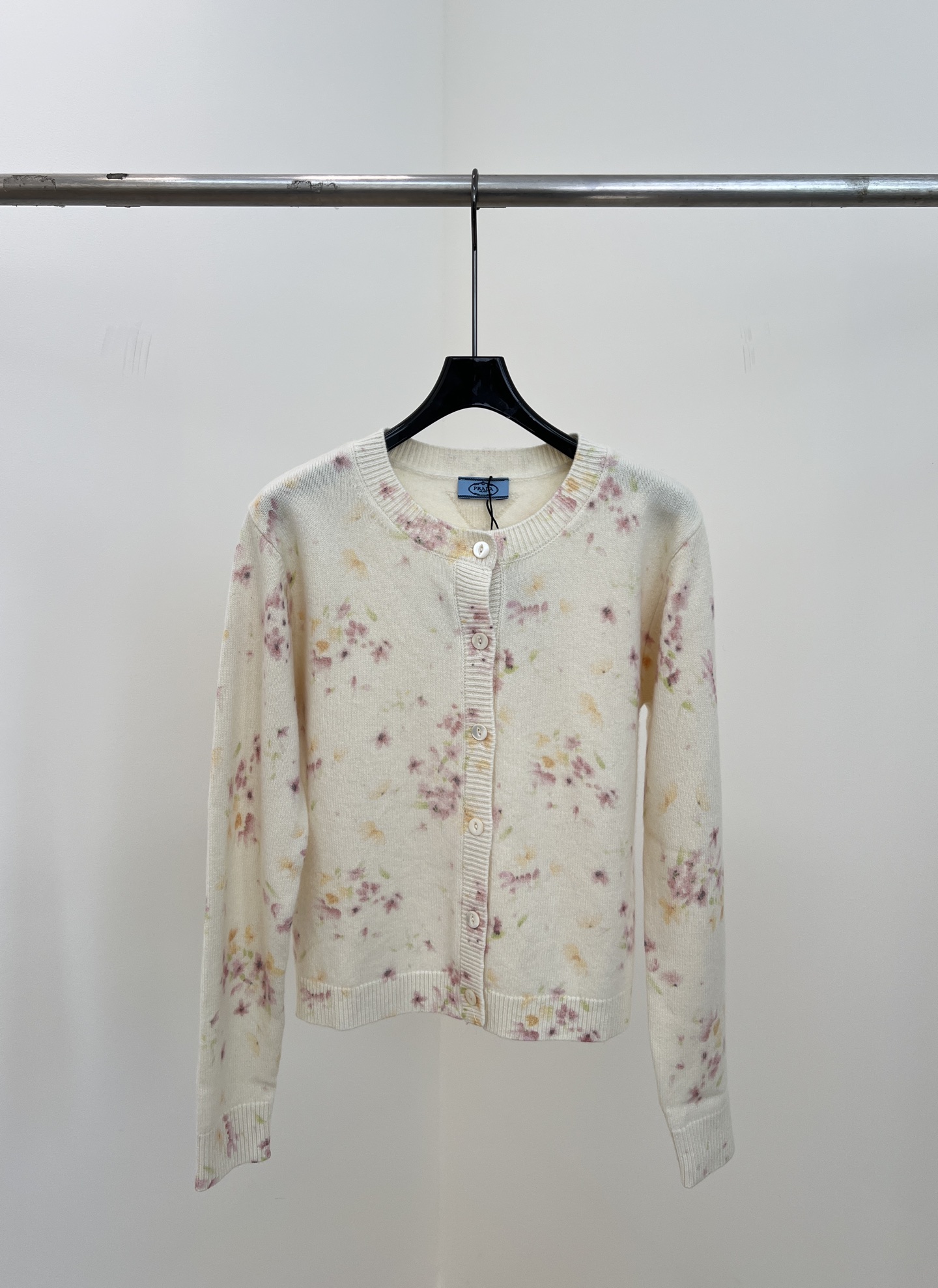 NO:485830,Prada's new autumn and winter style floral knitted cardigan, wool-blend mohair yarn weaving, goose yellow base, paired with pink floral pattern decoration, casual style S M L,,prada,alexander wang19860909Prada 秋冬新款 碎花针织开衫、羊毛混纺马海毛纱线织造、鹅黄色打底 搭配粉色系碎花图案装饰 、休闲版型 码数S M L,,prada,alexander wang,Women's clothing